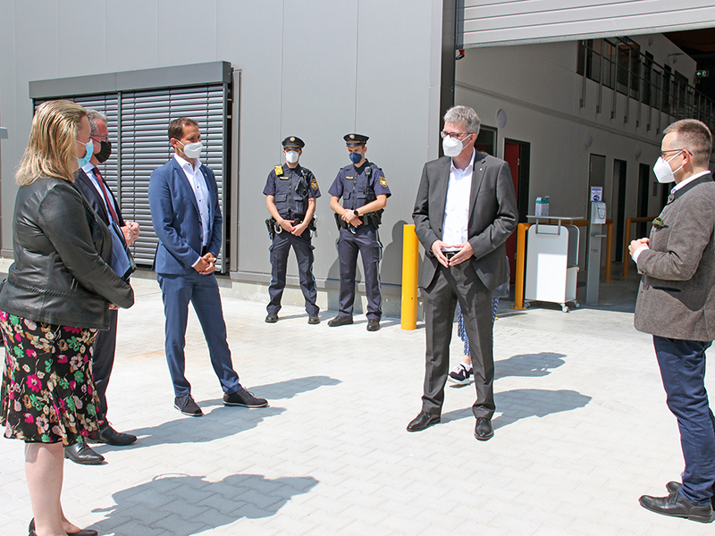 Hoher Besuch bei der Eröffnungsfeierlichkeit für das ift-Labor Bauakustik + Fassaden: (v.l.n.r.) Bayerns Bauministerin Kerstin Schreyer, CSU-Landtagsabgeordneter Klaus Stöttner, OB der Stadt Rosenheim Andreas März und Institutsleiter Prof Jörn P. Lass, Vorsitzender der ift- Geschäftsführung Dr. Jochen Peichl). Foto: © ift Rosenheim