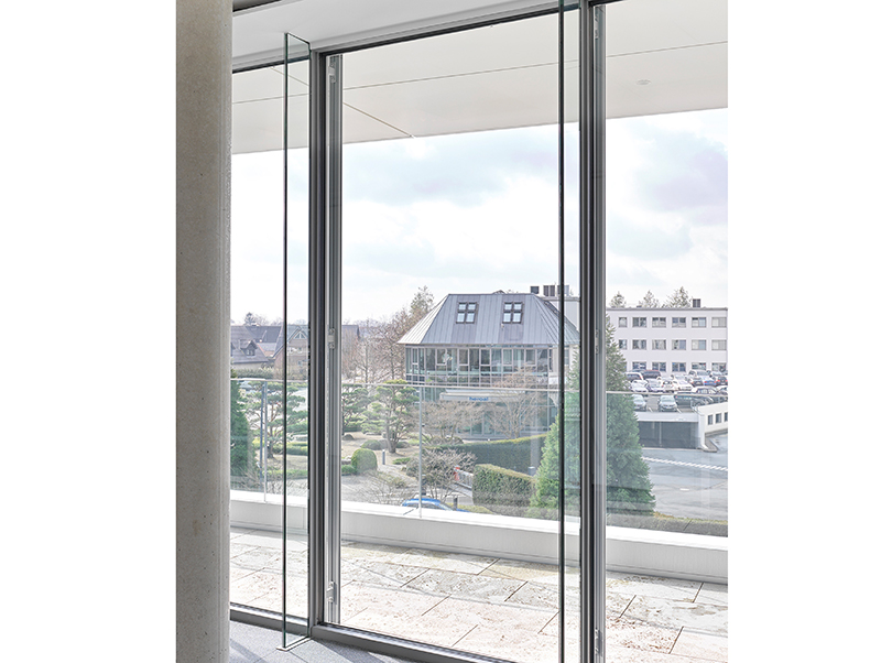 Beim Fassadensystem heroal C 50 GD wird die Ansichtsbreite der Fassade optisch durch den Einsatz eines Glaspfostens reduziert. Foto: © heroal