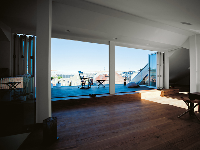 Die raffinierten Falttüren lassen sich im Handumdrehen auf ganzer Breite öffnen. Foto: © Lacuna / Frovin 