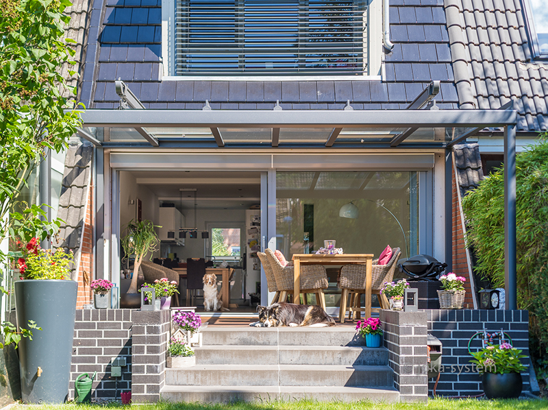 Per Dachschiebelüfter lässt sich die Glasfläche im Handumdrehen öffnen, so dass es auch unter hochsommerlicher Sonneneinstrahlung nie zum Hitzestau kommt. Foto: © Joka-System