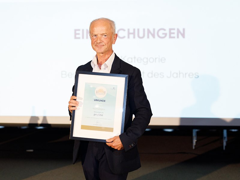 Lorenz Schmidt von profine Austria präsentiert die Urkunde des WFK Award beim 2. Wiener Fensterkongress. Foto: © Peter Griesser / Interconnection Consulting