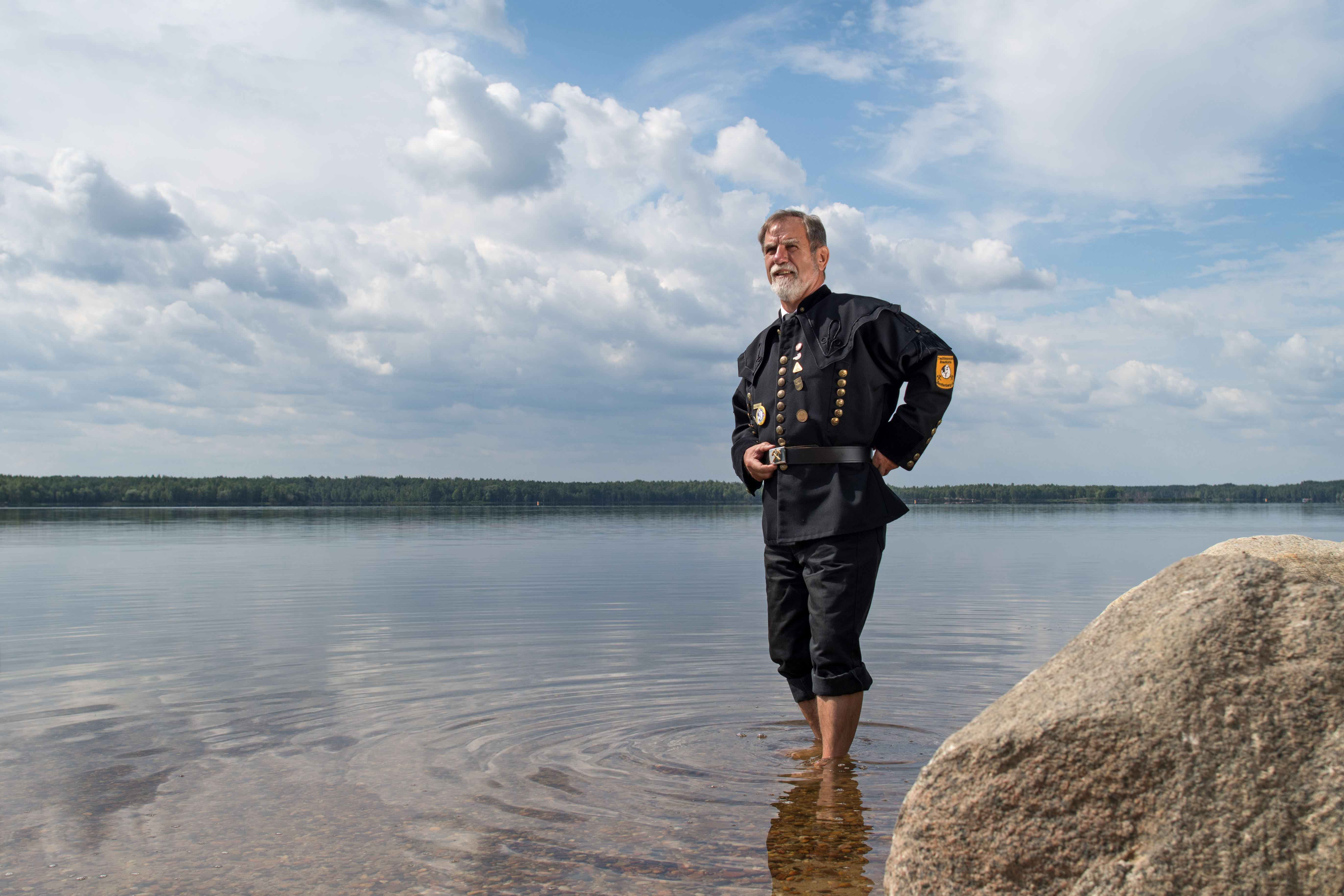 Bergmann und Gästeführer Heinz Müller am Senftenberger See Foto: © Tourismusverband Lausitzer Seenland e.V. /Foto: Nada Quenzel