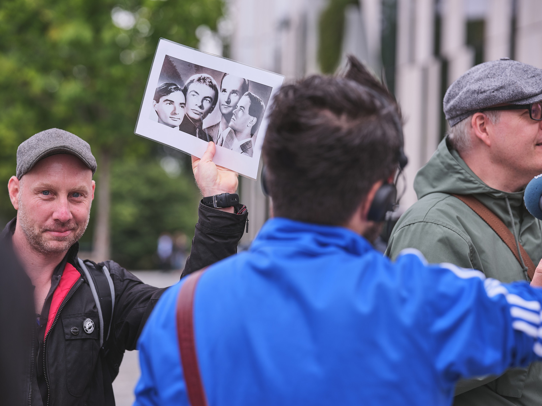 Sven-André Dreyer (l.) hat zu jeder Geschichte ein passendes Foto der Band, der Schauplätze und Personen im Gepäck. Foto: © Düsseldorf Tourismus