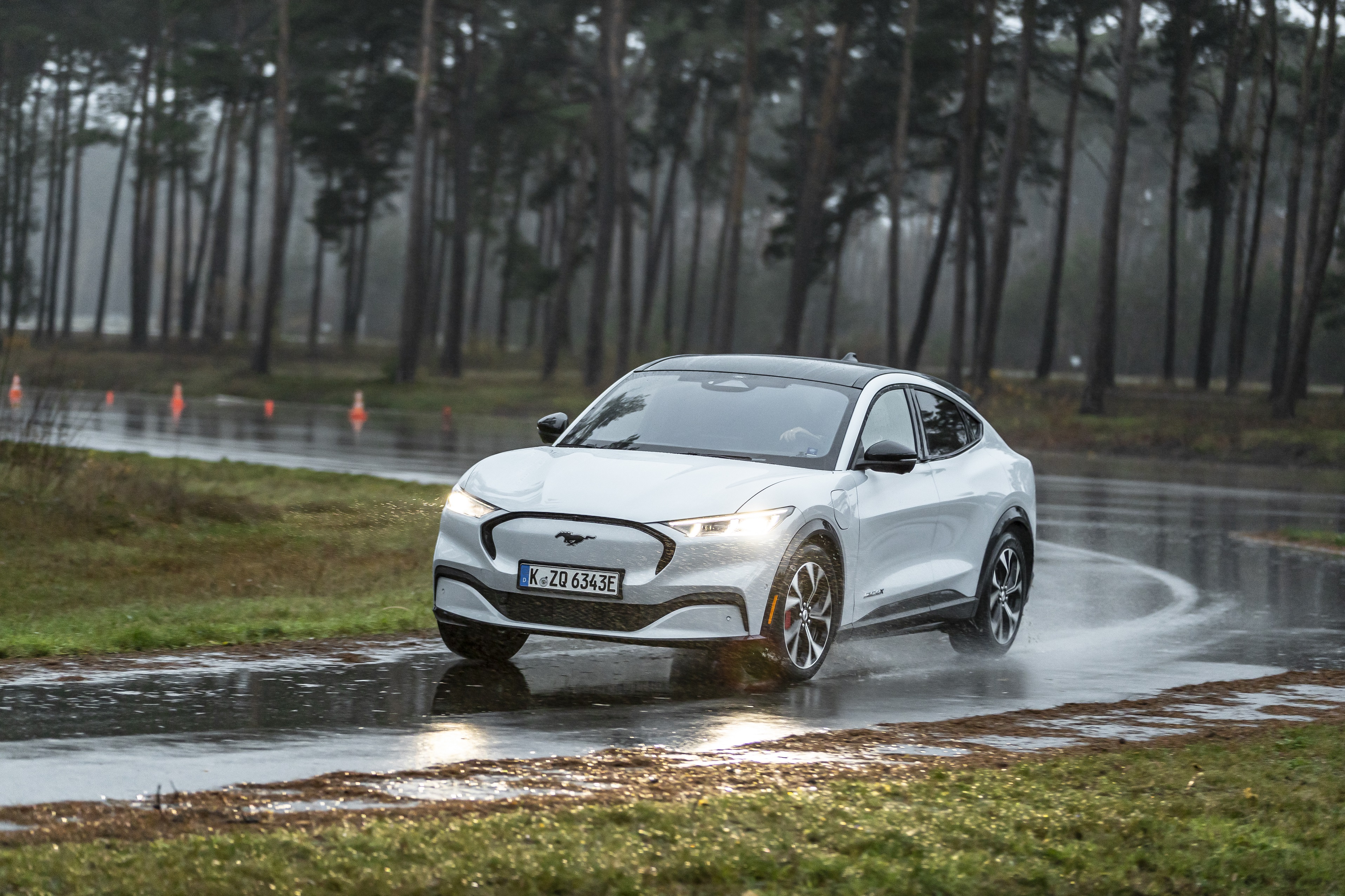 Sie sportlich-straffe Abstimmung geht zu Lasten des Fahrkomforts. Foto: © Ford