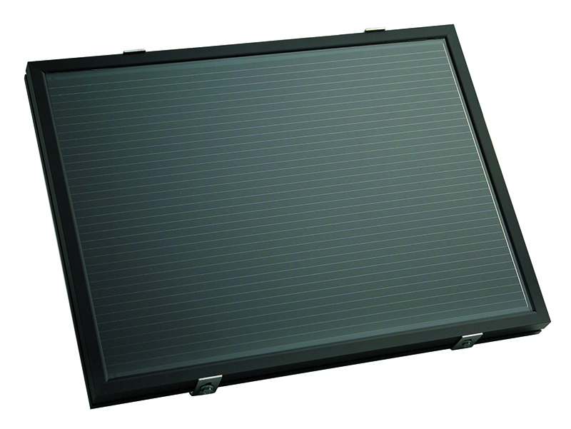 Dank eines mitgelieferten Montage-Sets lässt sich das Solarpanel ohne großen Aufwand an der Außenwand oder auf dem Dach der Garage anbringen. Foto: © Berner Torantriebe