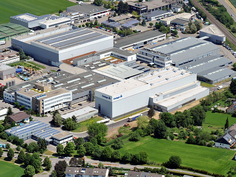 Nufringen in Baden-Württemberg ist der Hauptsitz des Kunststoffverarbeiters Ensinger. Der produzierenden Industrie kommt eine Schlüsselrolle bei der Eindämmung des Klimawandels zu. Foto: © Ensinger GmbH