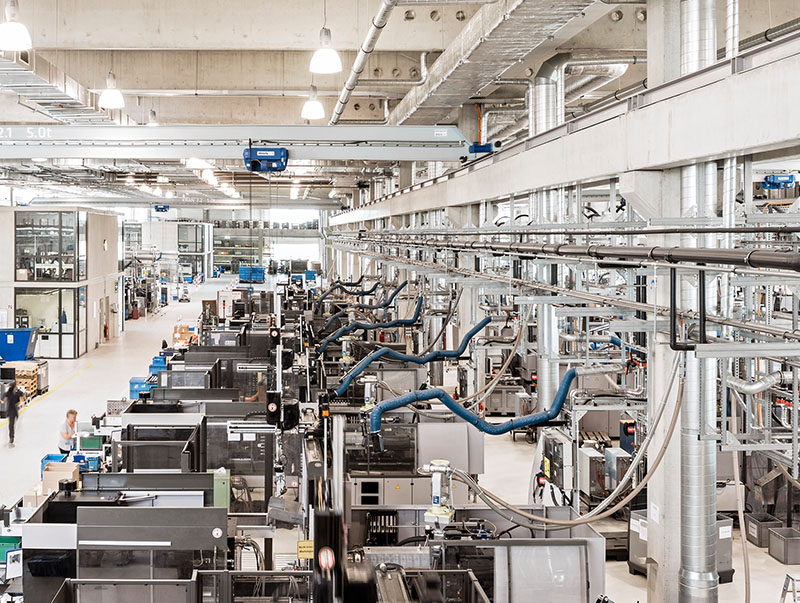 In Rottenburg-Ergenzingen befindet sich das größte Spritzgusswerk der Ensinger Gruppe. Die Maßnahmen zur Reduktion des CO2-Ausstoßes setzen beim Energiemanagement und bei den Materialressourcen an. Foto: © Ensinger GmbH