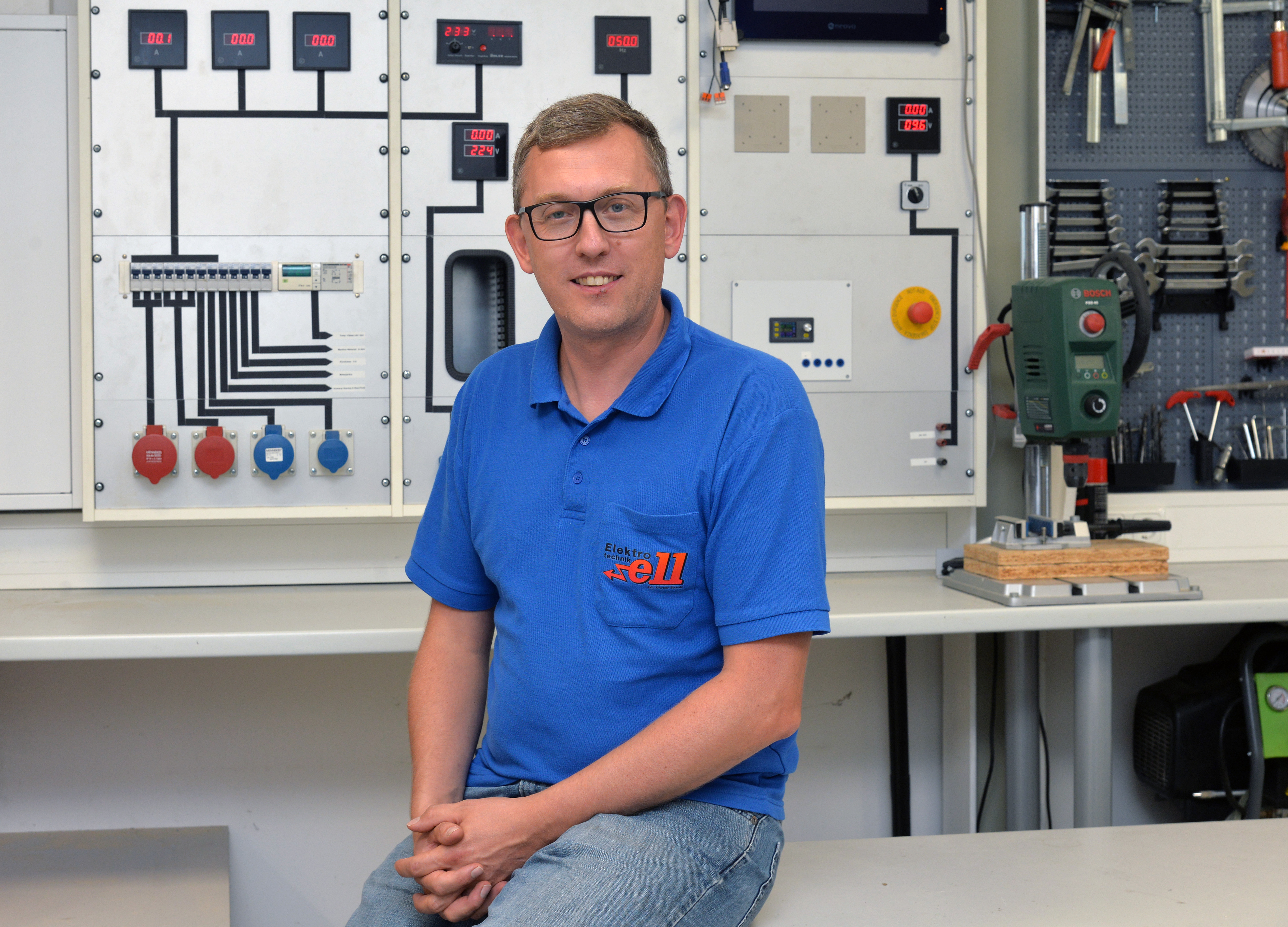 Thorsten Schmitz stellt mit seinen Mitarbeitern in den Krisengebieten die Grundversorgung mit Strom wieder her. Foto: © Andreas Schmitter