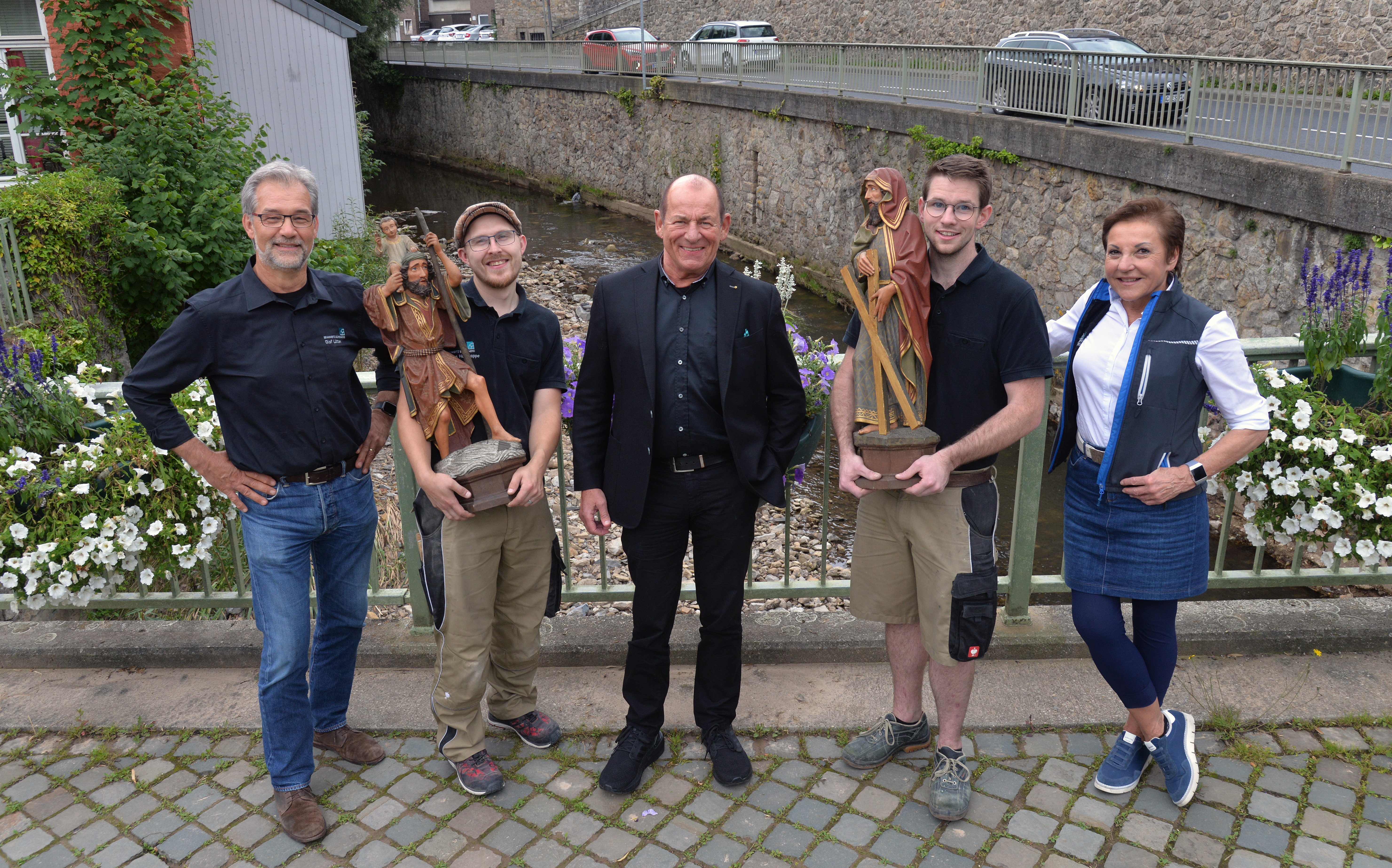 Olaf Lütten, Maruis Hautkappe, Eduard Brammertz, Tom Karst und Alice Brammertz (v. l.) mit zwei Figuren, die aus der Kirche gerettet wurden. Foto: © Andreas Schmitter