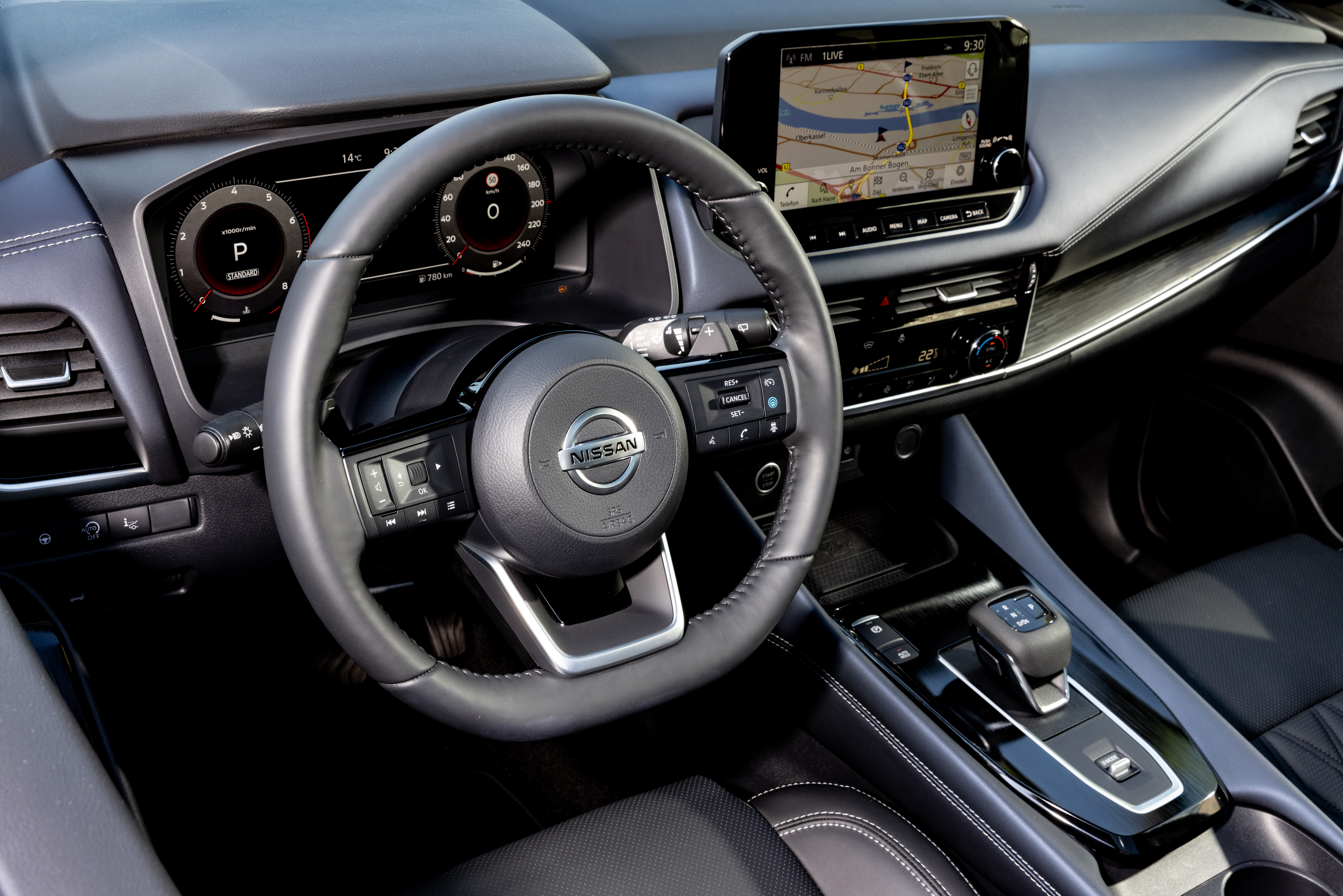Lobenswert: Im Innenraum gibt es noch reichlich klassische Schalter. Foto: © Nissan