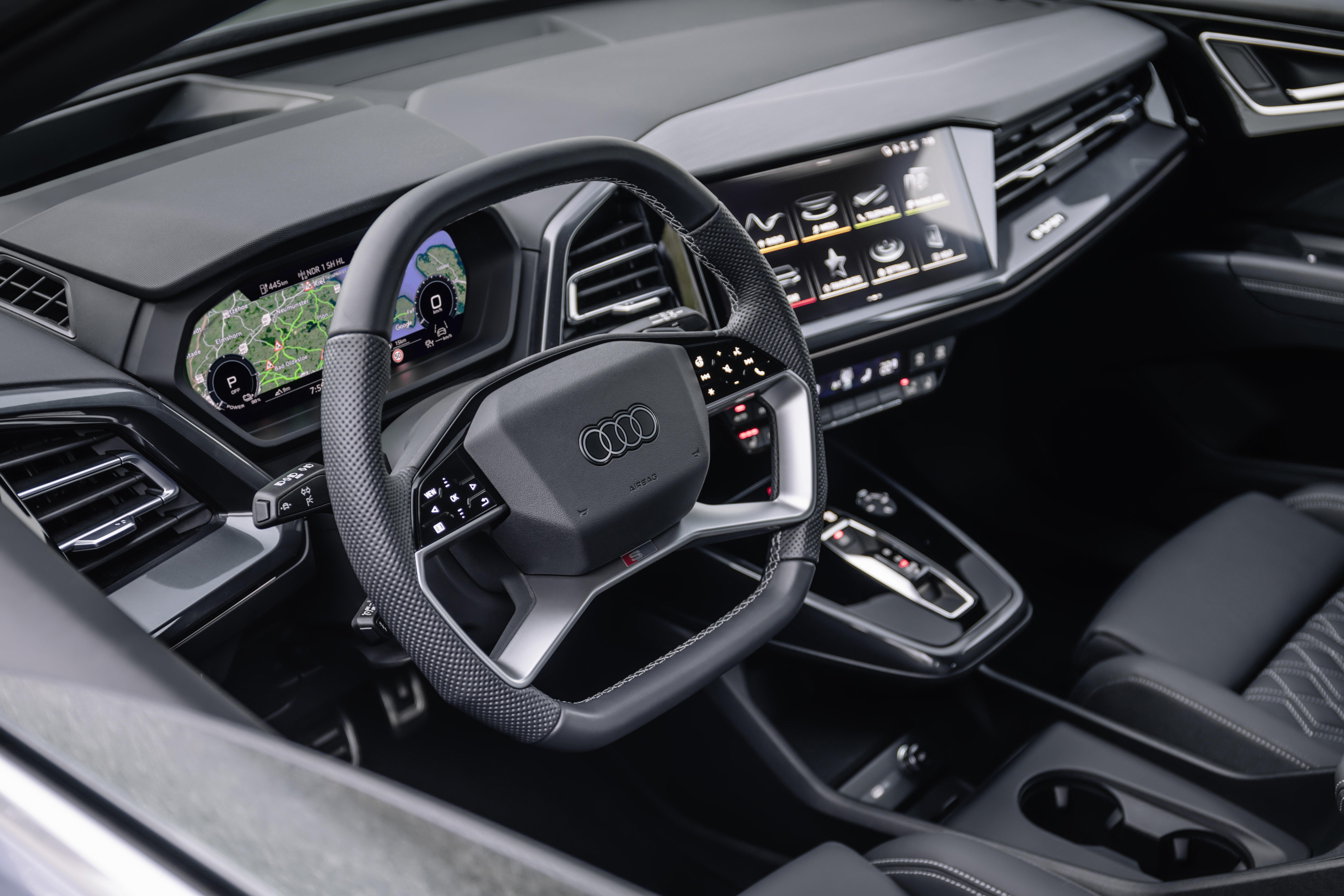 Neben dem virtuellen Cockpit befindet sich der Touchscreen. Er lässt sich einfach bedienen, da nicht alle Funktionen in den Monitor gepackt wurden. Foto: © Audi