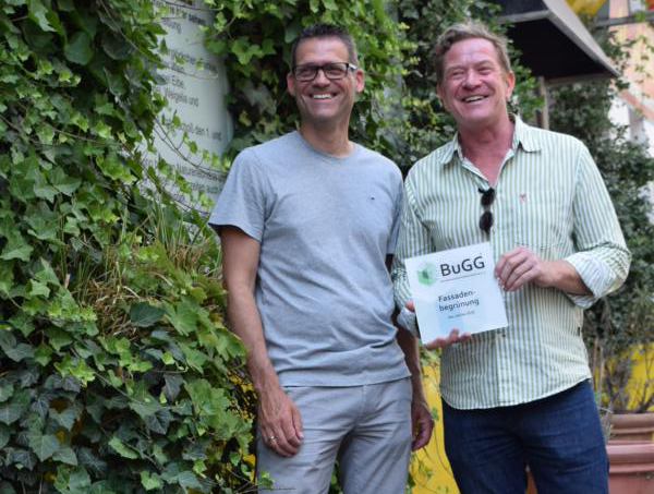 BuGG-Präsident Dr. Gunter Mann (links) überreicht dem Sieger Andreas Lichtblau die Siegerplakette. Foto: © Bundesverband GebäudeGrün