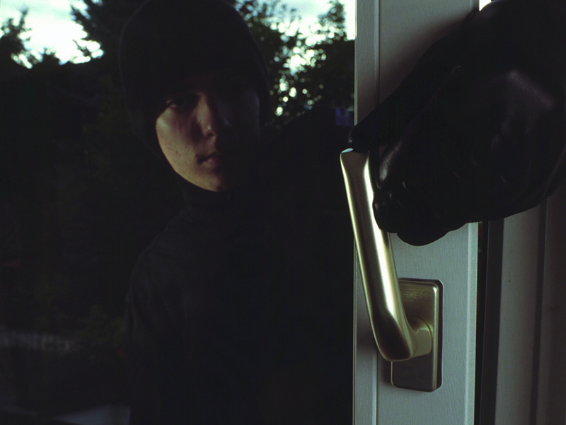 Bei über der Hälfte aller Einbrüche werden Türen und Fenster innerhalb weniger Sekunden aufgehebelt. Foto: © Nicht bei mir!