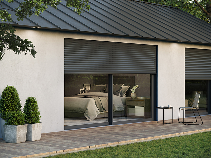 Für Gebäudehüllen wie aus einem Guss können Systeme wie Fenster und Rollläden optisch harmonisch aufeinander abgestimmt werden. Foto: © heroal