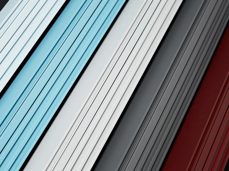 Grenzenlose Gestaltungsvielfalt bietet das umfassende Spektrum an Farbtönen, die den stranggepressten und rollgeformten Aluminium-Profilen eine individuelle Optik verleihen. Foto: © heroal