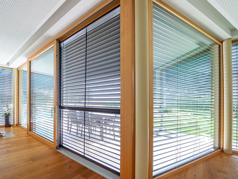 Für Wohnzimmer, Home Offices und Küchen eignen sich Raffstoren besonders gut. Foto: © Valetta