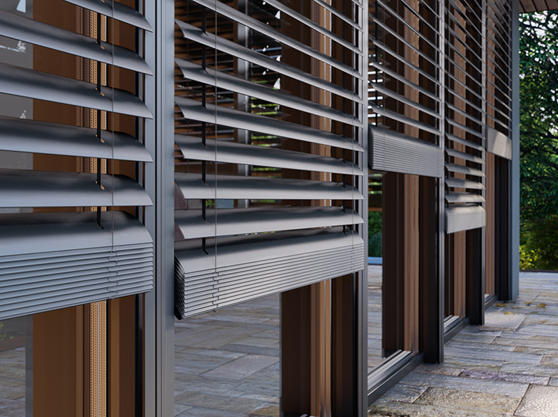 Raffstoren werden über Schienen geführt, sind stabil und eignen sich somit für umfassende Außenverglasungen und großzügige Fenster. Foto: © Drutex S.A.