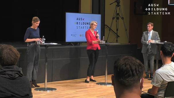 Nihat Sorgec (r.) im Dialog mit Bundesbildungsministerin Anja Karliczek (M.) Foto: © Screenshot Livestream BMBF