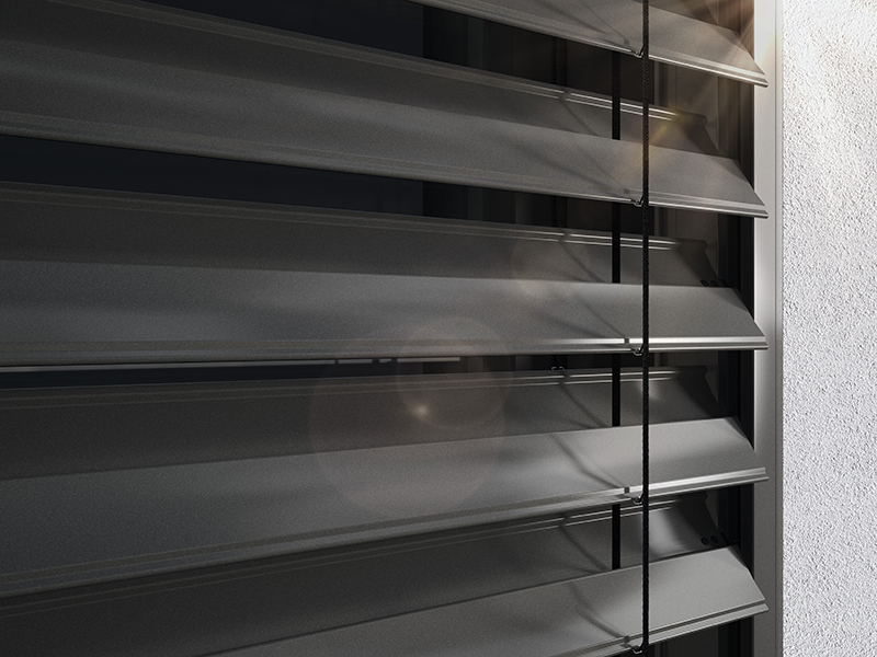 Smarte Außenjalousien erhalten ein Höchstmaß an Windstabilität durch die Montage in der Laibung mit Führungsschienen, wodurch ihnen auch kräftigere Böen nichts anhaben können. Foto: © Warema