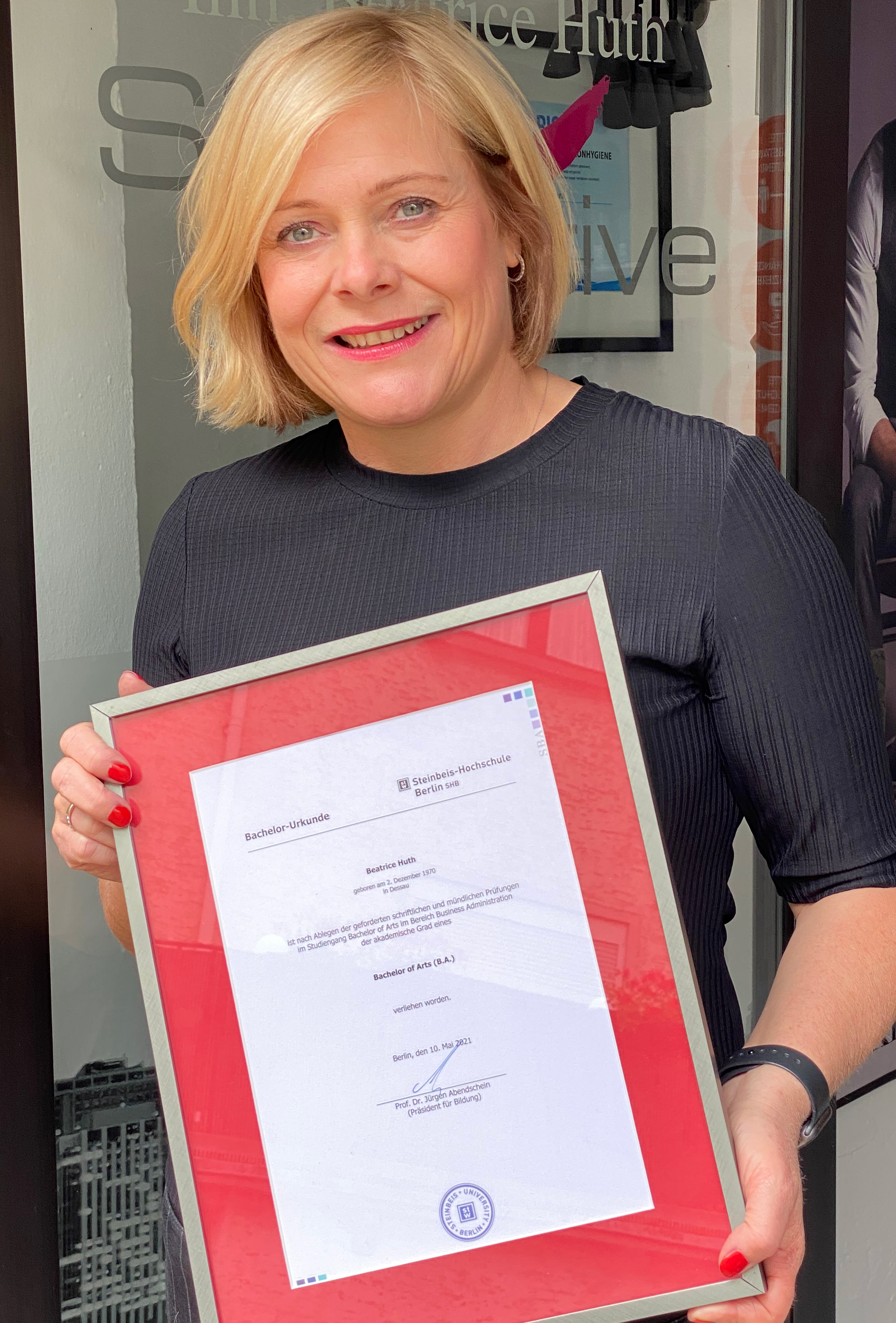 Beatrice Huth hat den Studiengang Business Administration Beauty Management erfolgreich abgeschlossen. Foto: © ZV Friseurhandwerk