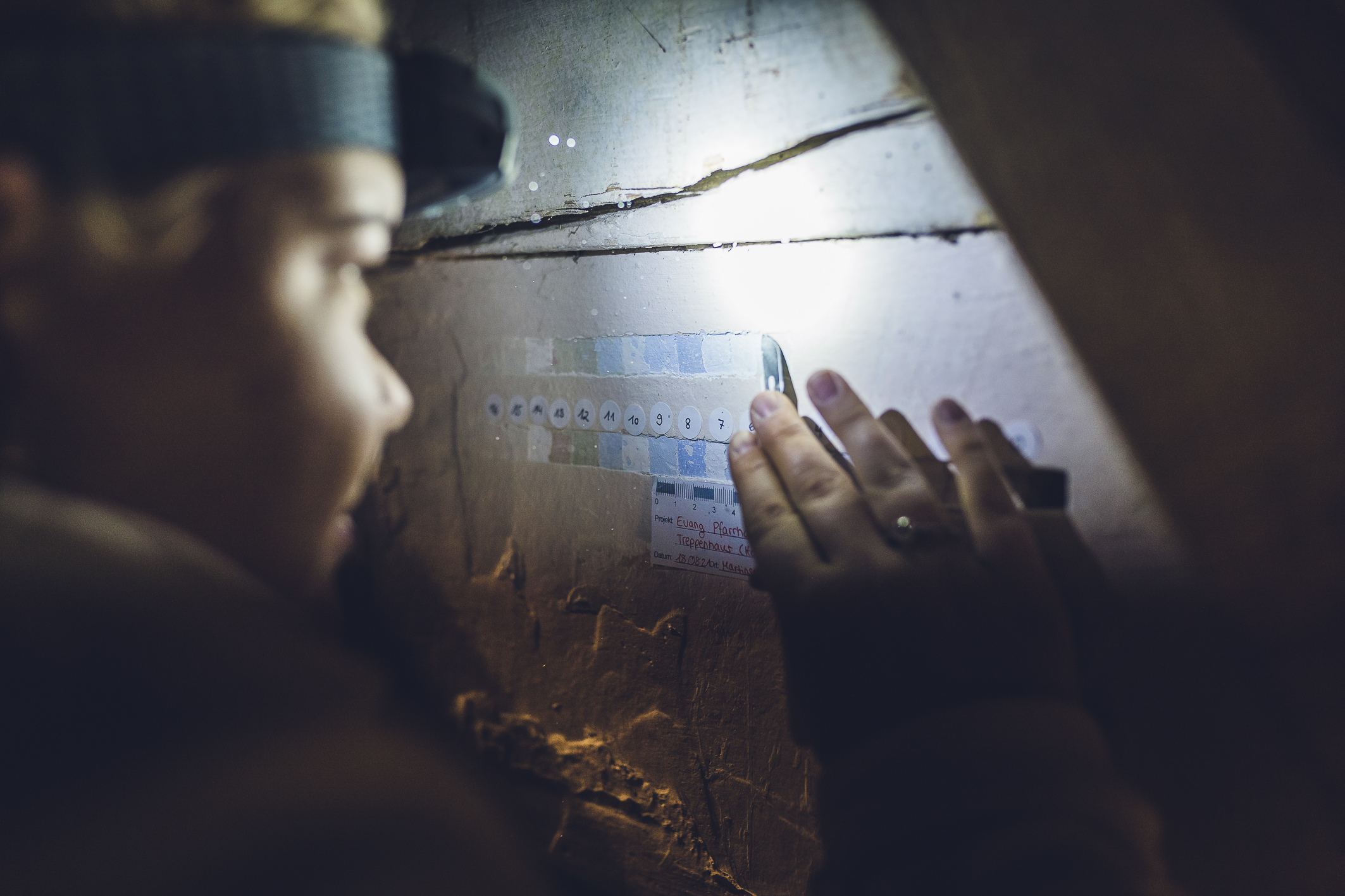 Beim DenkmalCamp der Sto-Stiftung erstellten die Maler-Azubis Treppenschnitte, um festzustellen, wie viele Schichten Farbe im Laufe der Jahrhunderte aufgebracht wurden. Foto: © Sto-Stiftung