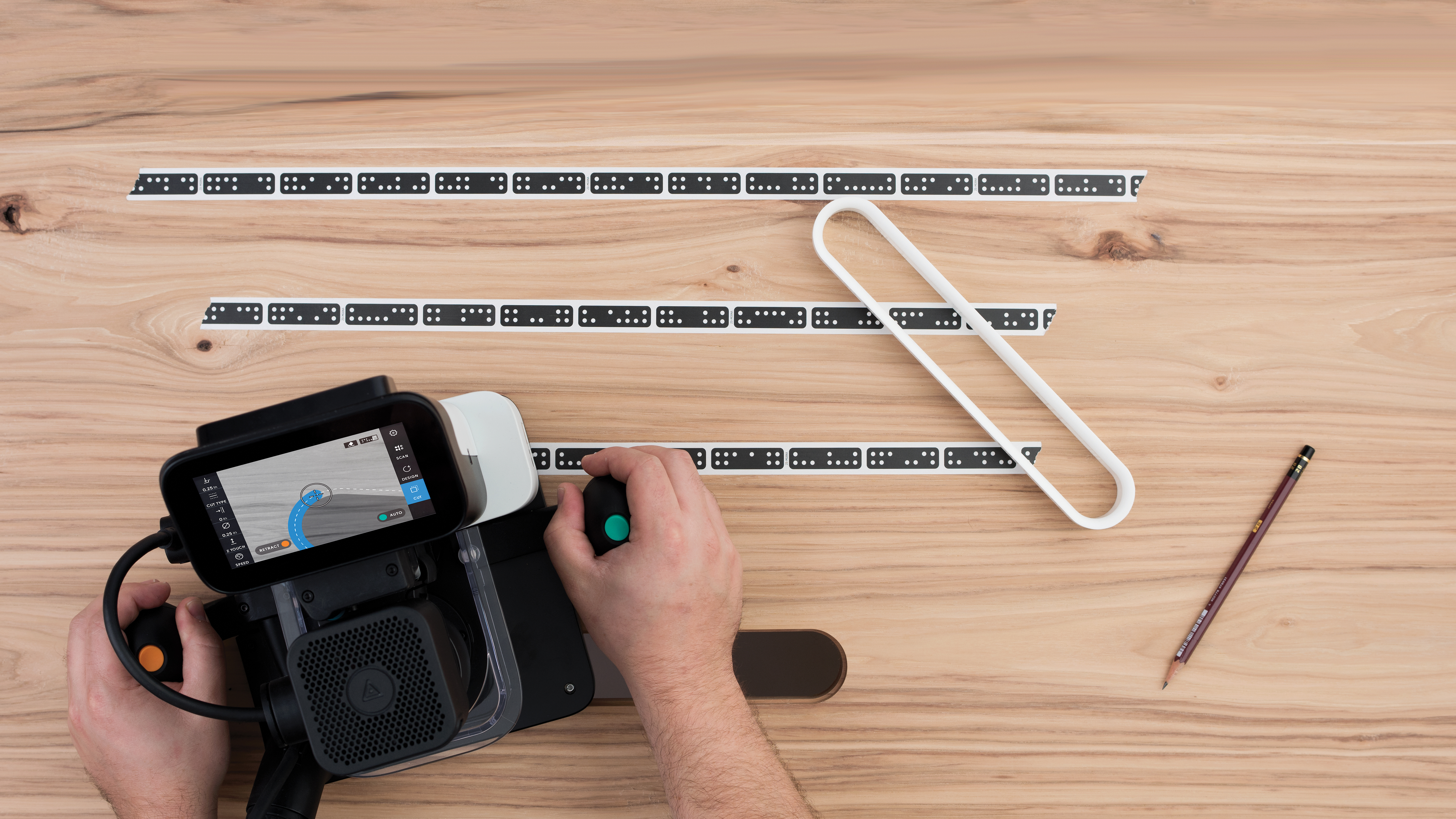 Arbeitsfläche mit dem Shaper-Tape einscannen, Design platzieren und losfahren. Der programmierte Fräspfad ist nicht auf dem Werkstück, sondern nur im Display der Origin zu sehen. Augmented Reality macht's möglich. Foto: © Shaper Tools GmbH