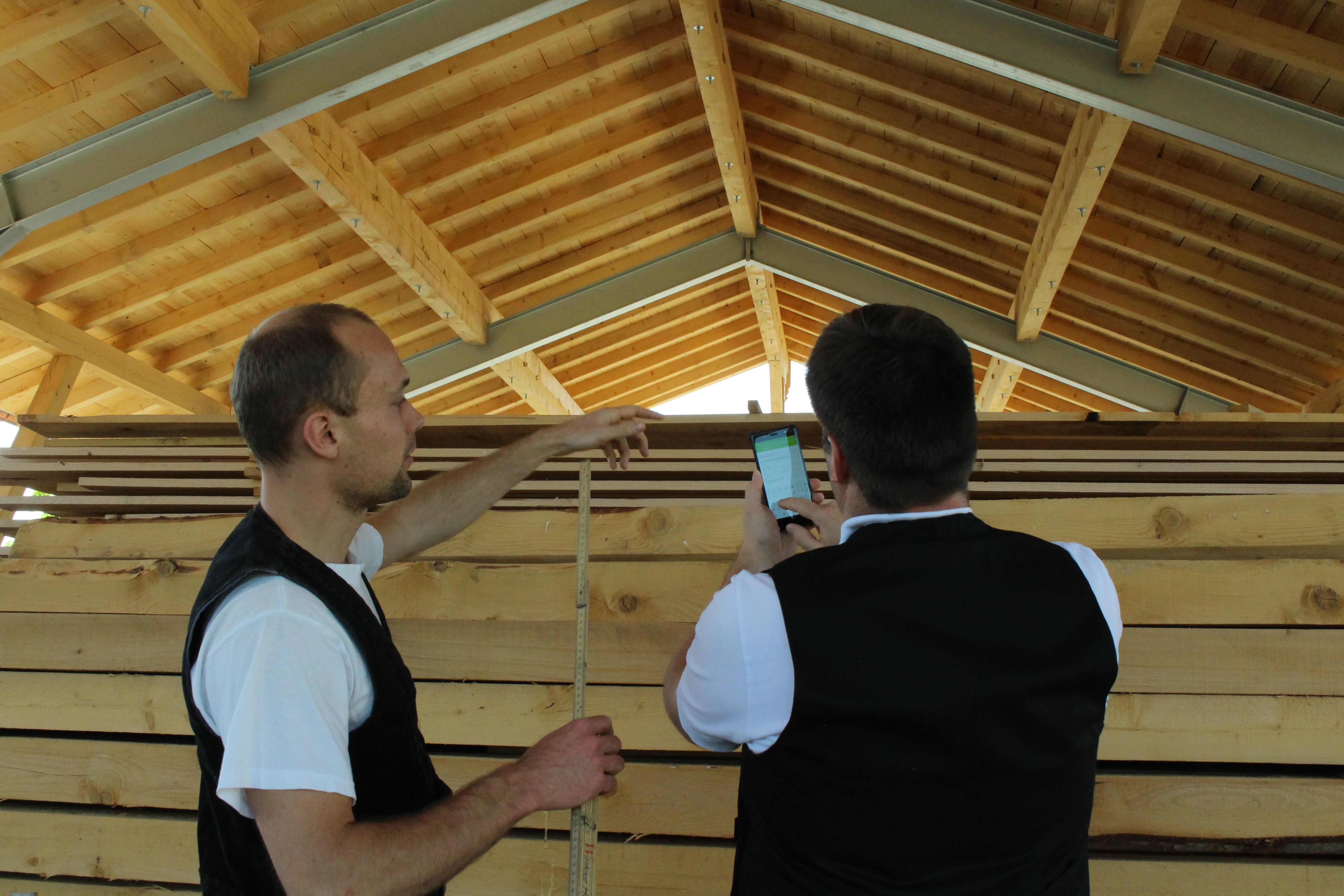 Über die App auf dem Smartphone können die Mitarbeiter ihre Stunden und zusätzlichen Materialverbrauch eintragen. Foto: © Digiholz UG