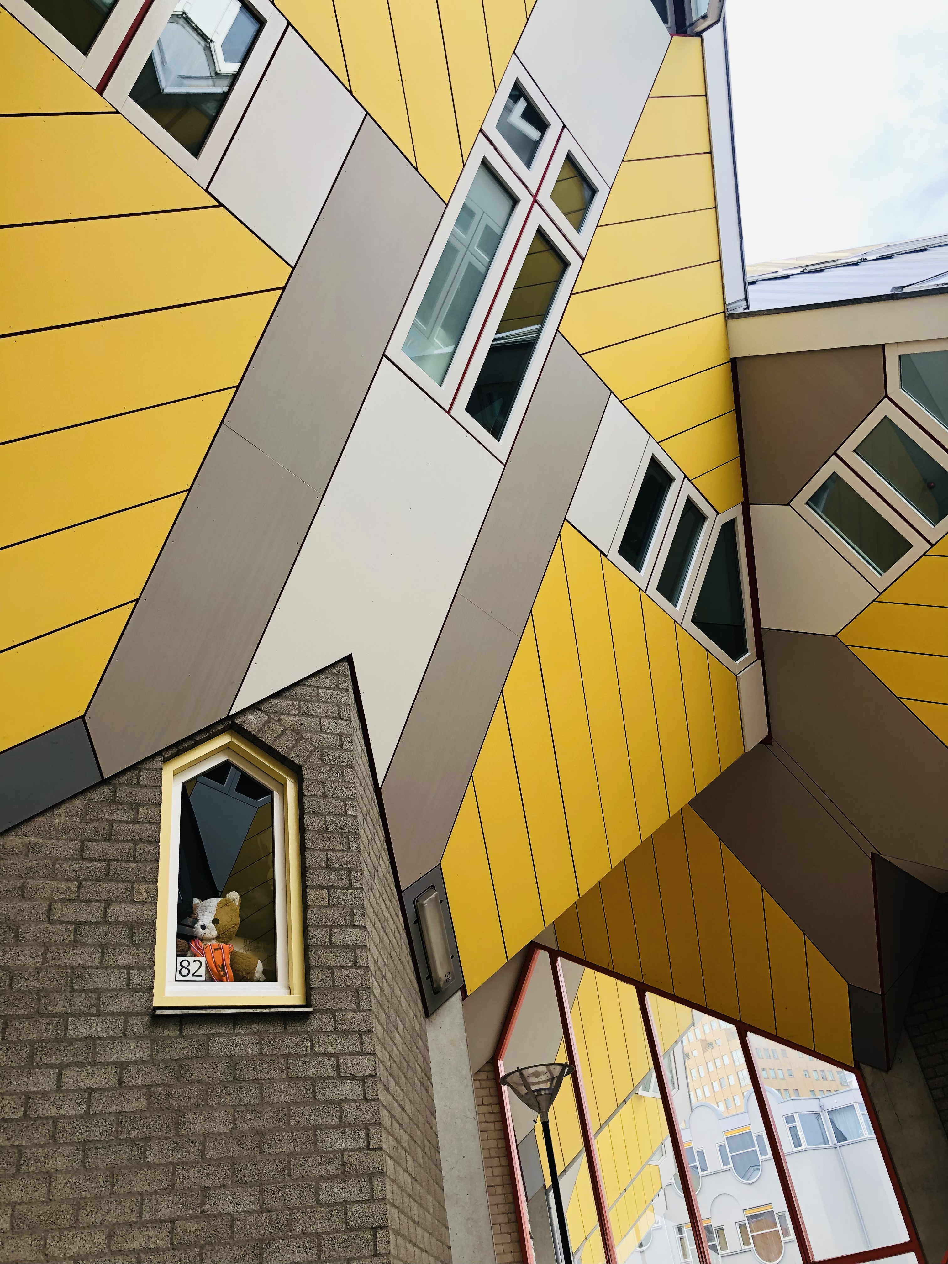 Rotterdam und die Architektur. Das Kubushaus von Stararchitekt Piet Blom überrascht mit einer ausgefallenen Schieflage. Foto: © DHB