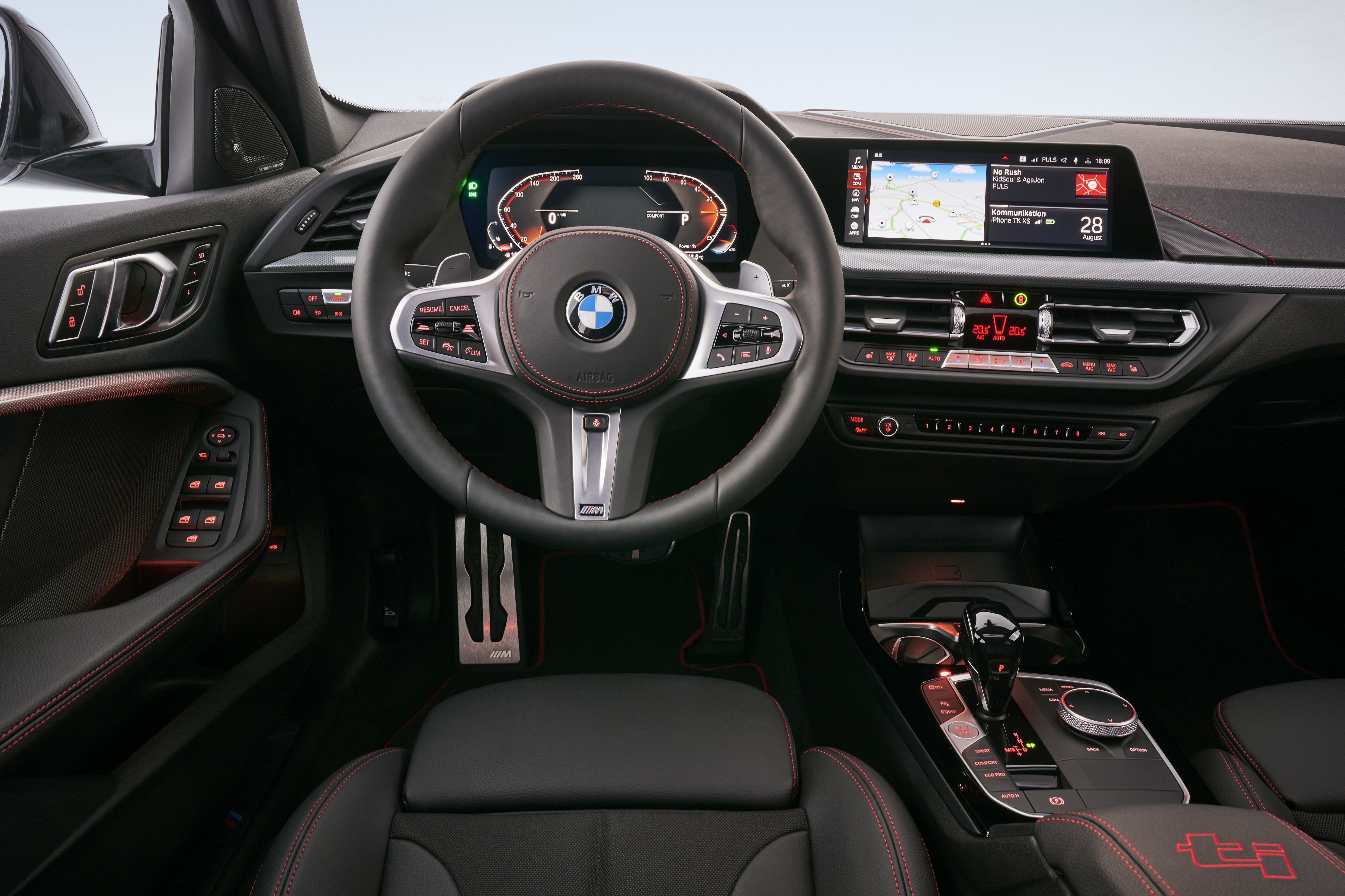 Der Sprachassistent des Multimediasystems gehorcht aufs Wort und versteht auch Spaß. Foto: © BMW