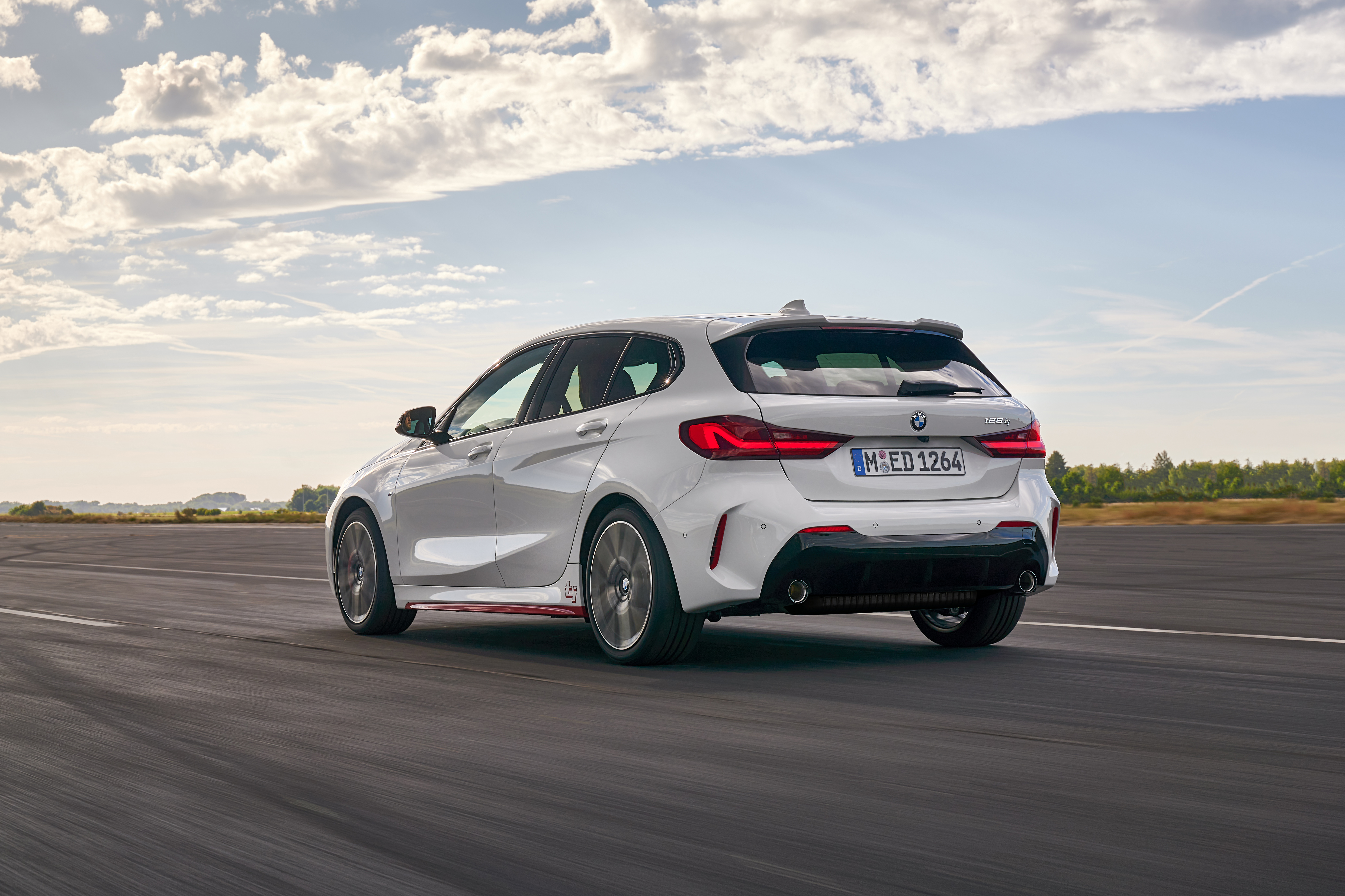 Das Buchstabenkürzel soll beim 128ti Erinnerungen an den legendären 2002ti wecken. Foto: © BMW