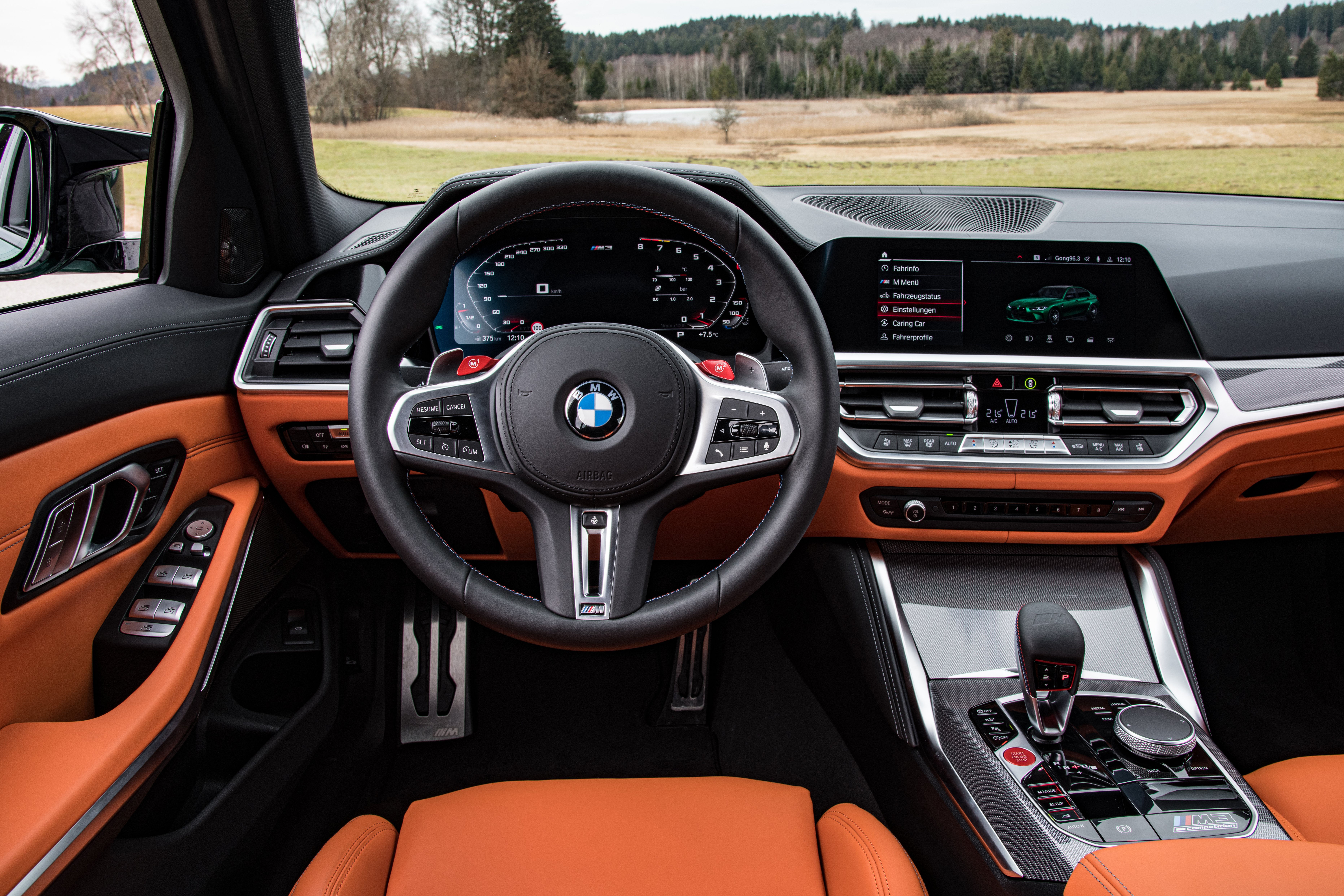Der BMW lässt sich vielfältig individualisieren, selbst mit orangefarbenem Leder. Foto: © BMW