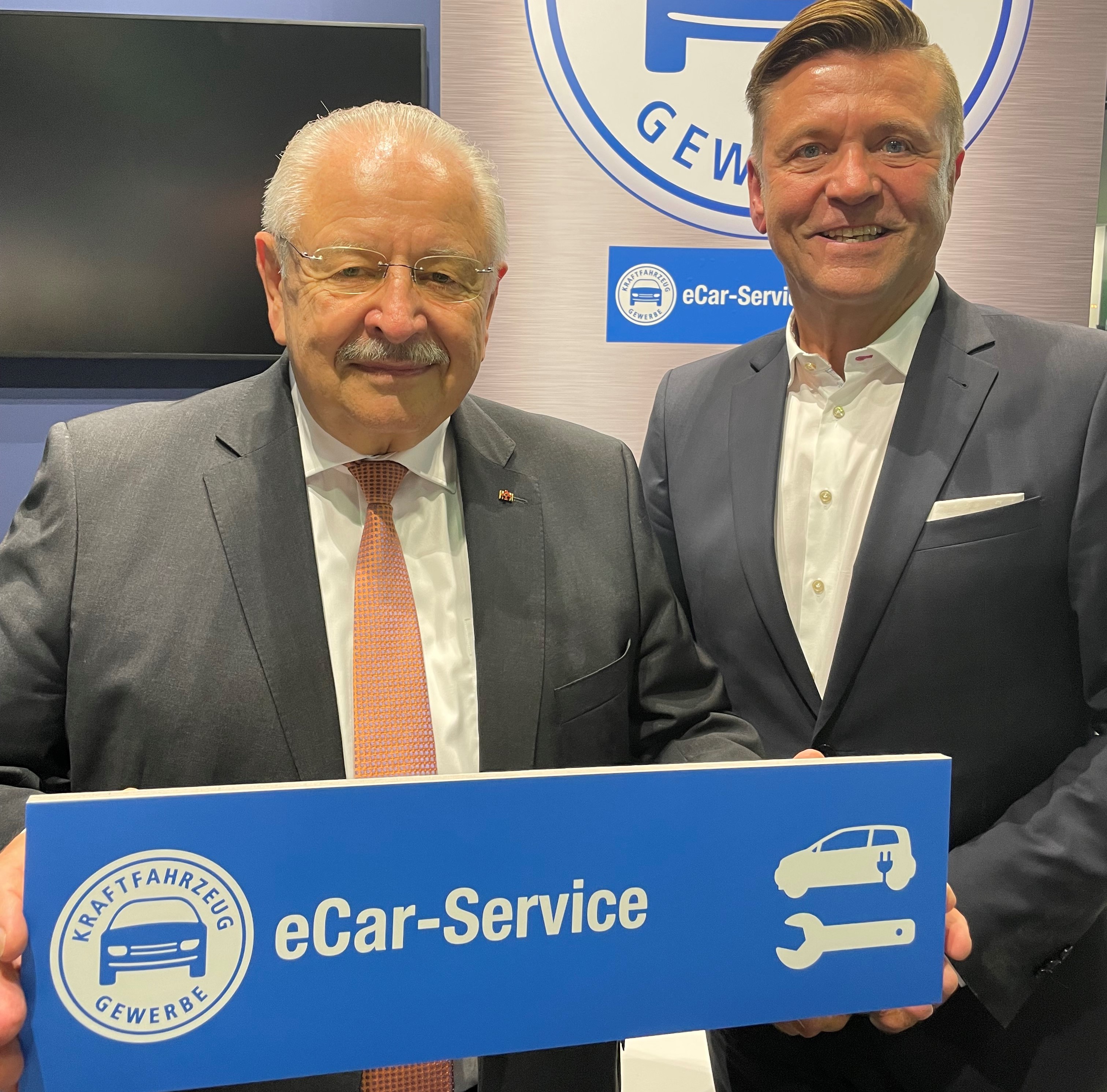ZDK-Präsident Jürgen Karpinski und ZDK-Vizepräsident und Bundesinnungsmeister Wilhelm Hülsdonk (r.) haben die Initiative vorgestellt. Foto: © ProMotor