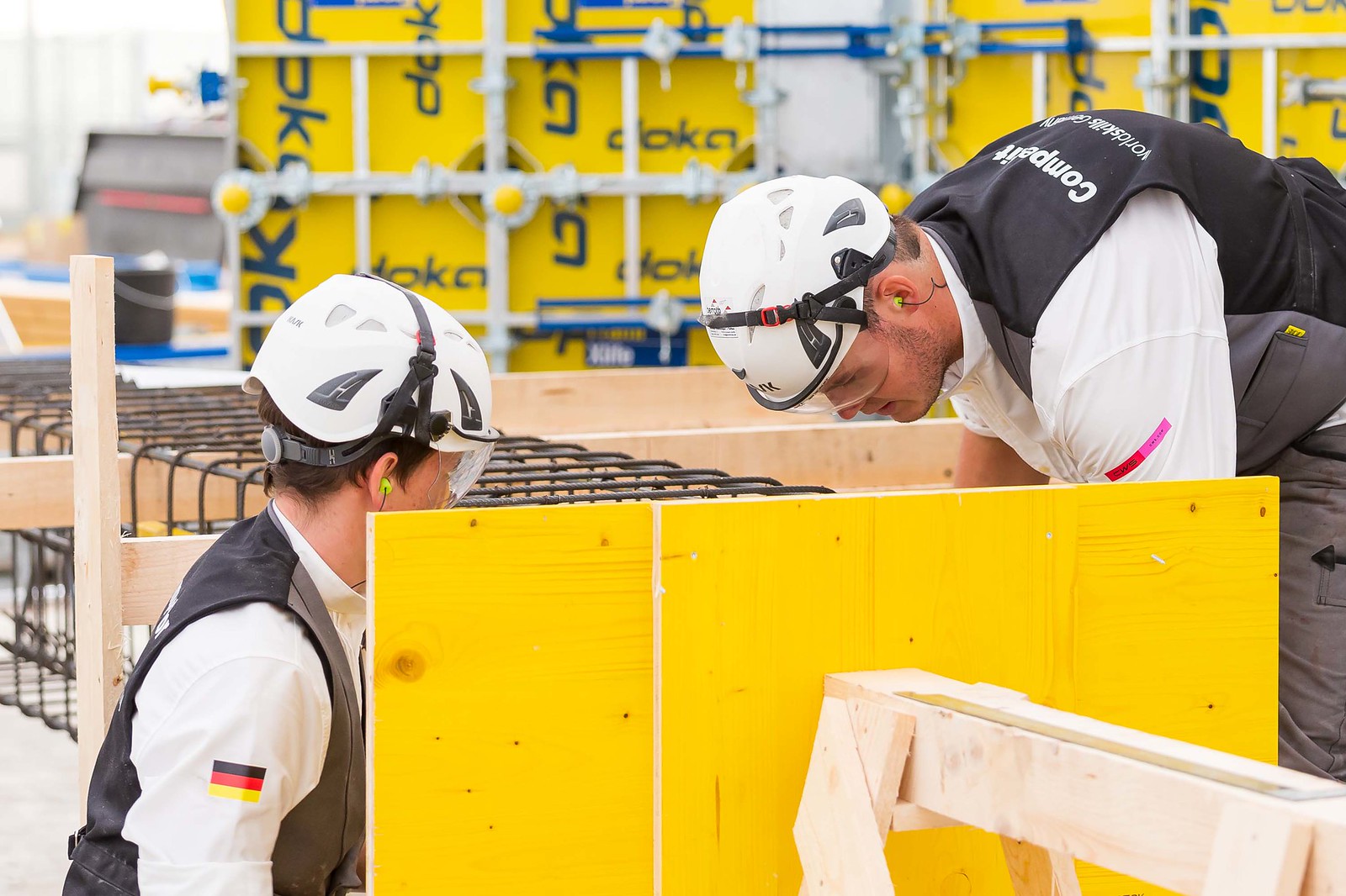 Betonbauer Julian Kiesl (l.) und Niklas Berroth Foto: © WorldSkills Germany/Frank Erpinar