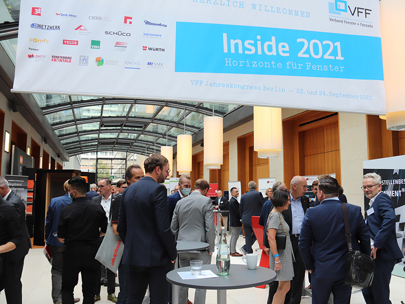 Gut frequentiert: In der begleitenden Fachausstellung präsentierte 20 Unternehmen und Organisationen ihre Produkte und Leistungen. Foto: © Vössing