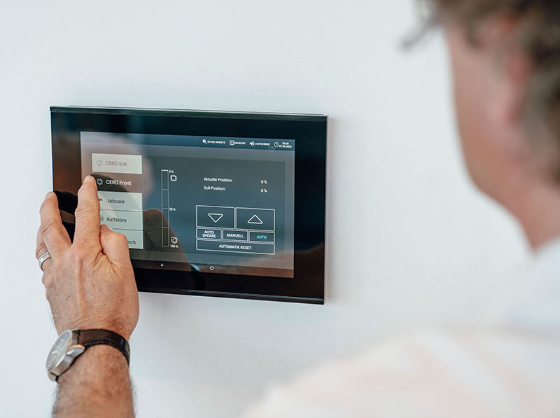 Mit einem Bedienpanel können unterschiedliche Komponenten des Schiebefensters gesteuert werden, etwa die Glaselemente an sich, die Beschattung und die Beleuchtung. Foto: © Solarlux