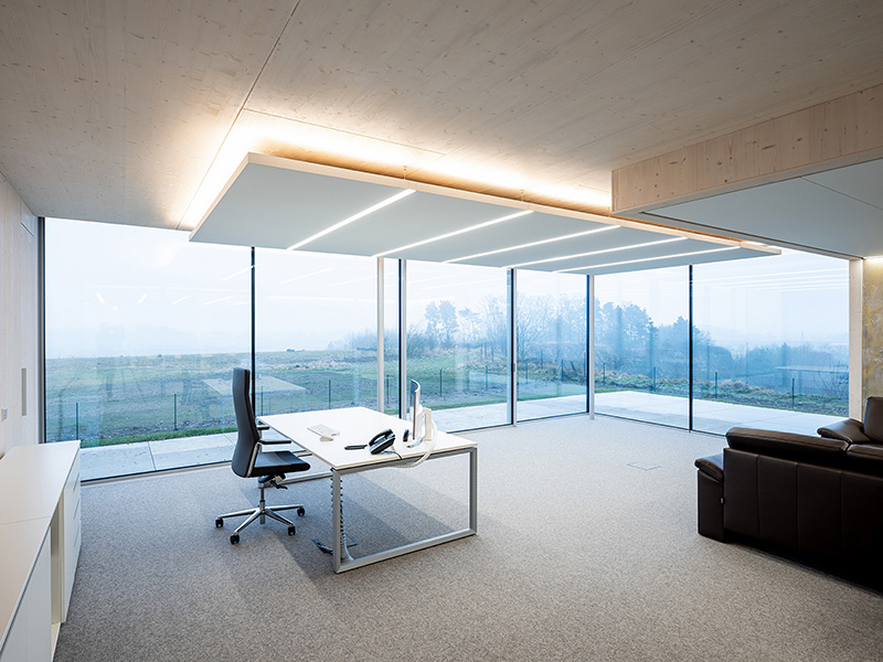 Auf Knopfdruck oder vollautomatisiert öffnen sich die Glaselemente und verbinden den Innenraum nahtlos mit der Natur. Foto: © Maximilian Gottwald / Solarlux