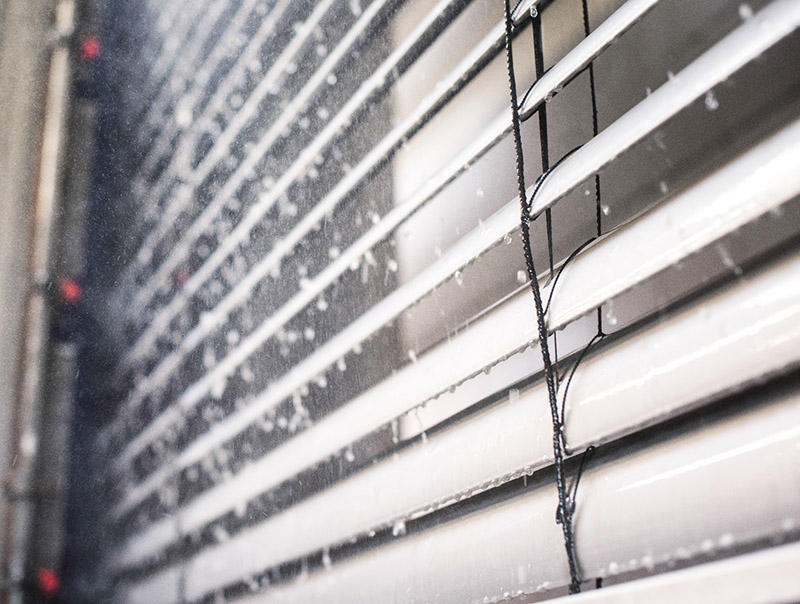 Die professionelle Reinigung von Sonnenschutztechnik gehört seit über 20 Jahren zum Leistungsportfolio. Foto: © Burdich Sonnenschutz