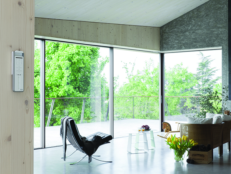 Nahezu jede Art von Innensonnenschutz kann motorisiert werden – ob Rollos, Raffrollos, Innenjalousien oder Plissees. Foto: © Nice