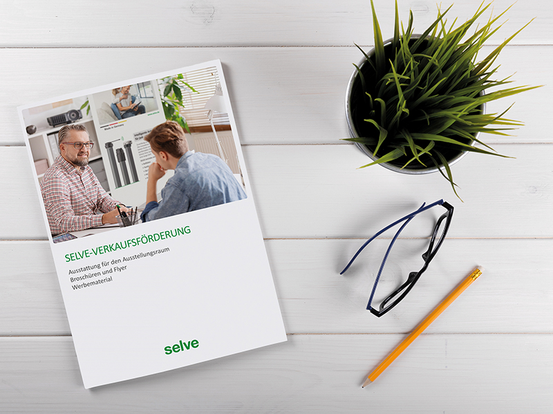 Die Verkaufsförderungs-Broschüre zeigt, was das Unternehmen alles rund um die Ausstattung des Ausstellungsraums und für das Verkaufsgespräch, an neuen Prospekten und Flyer sowie an klassischen Werbeartikeln zur Unterstützung bietet. Foto: © Selve