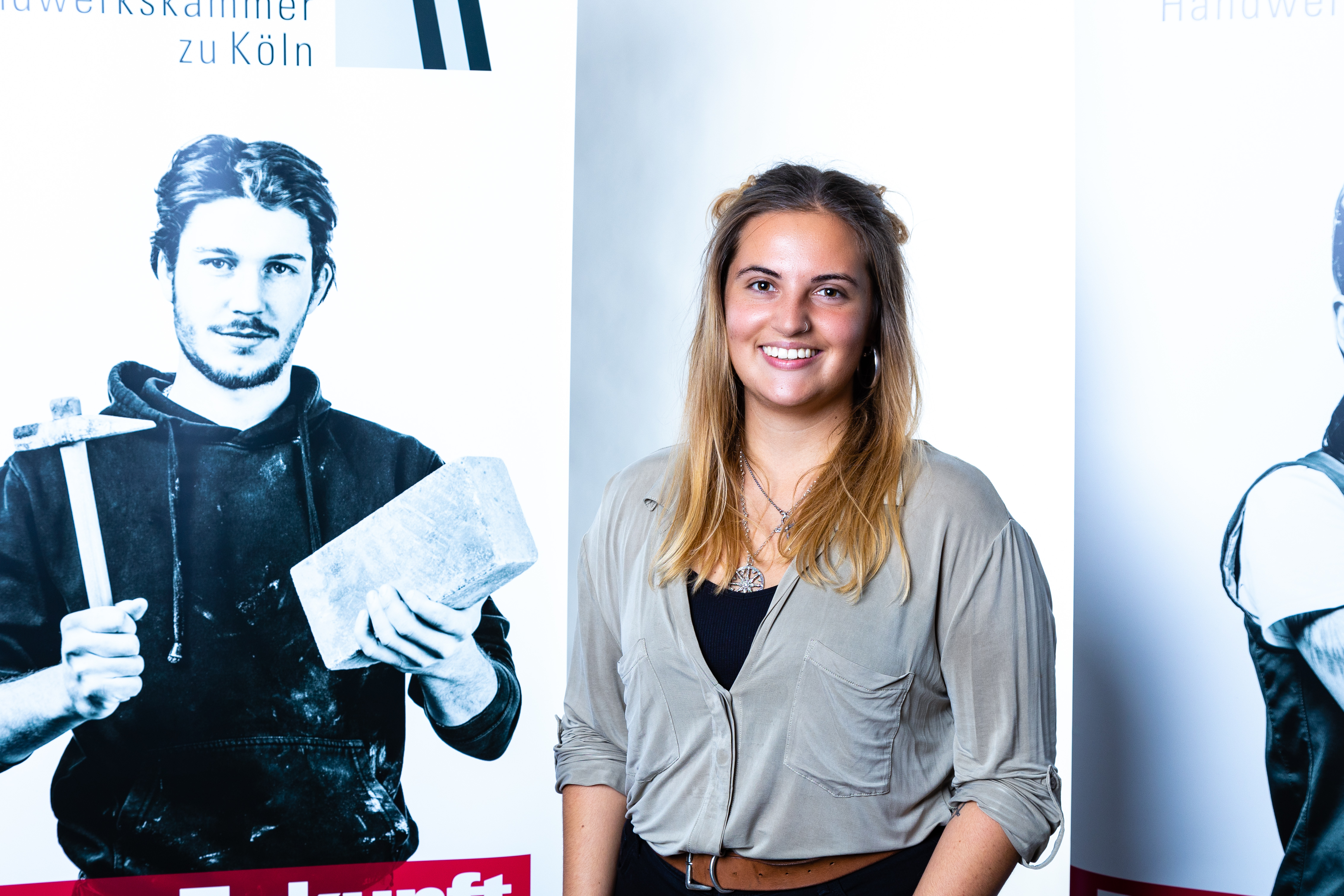 Claire Denise Pavlec ist eine von vier jungen Frauen, die zum Wintersemester 2021/2022 mit dem Trialen Studium beginnen. Foto: © Jascha Habeck