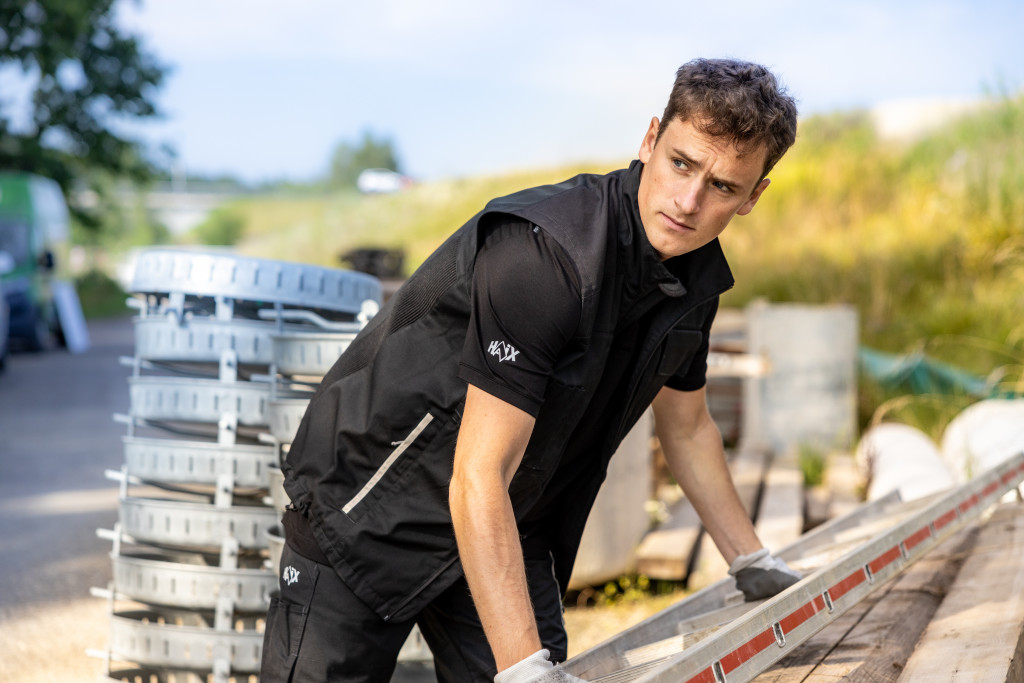 Alleskönner in Schwarz: Die Life21-Produkte sind mit der Work21-Berufskleidung kombinierbar. Foto: © HAIX®