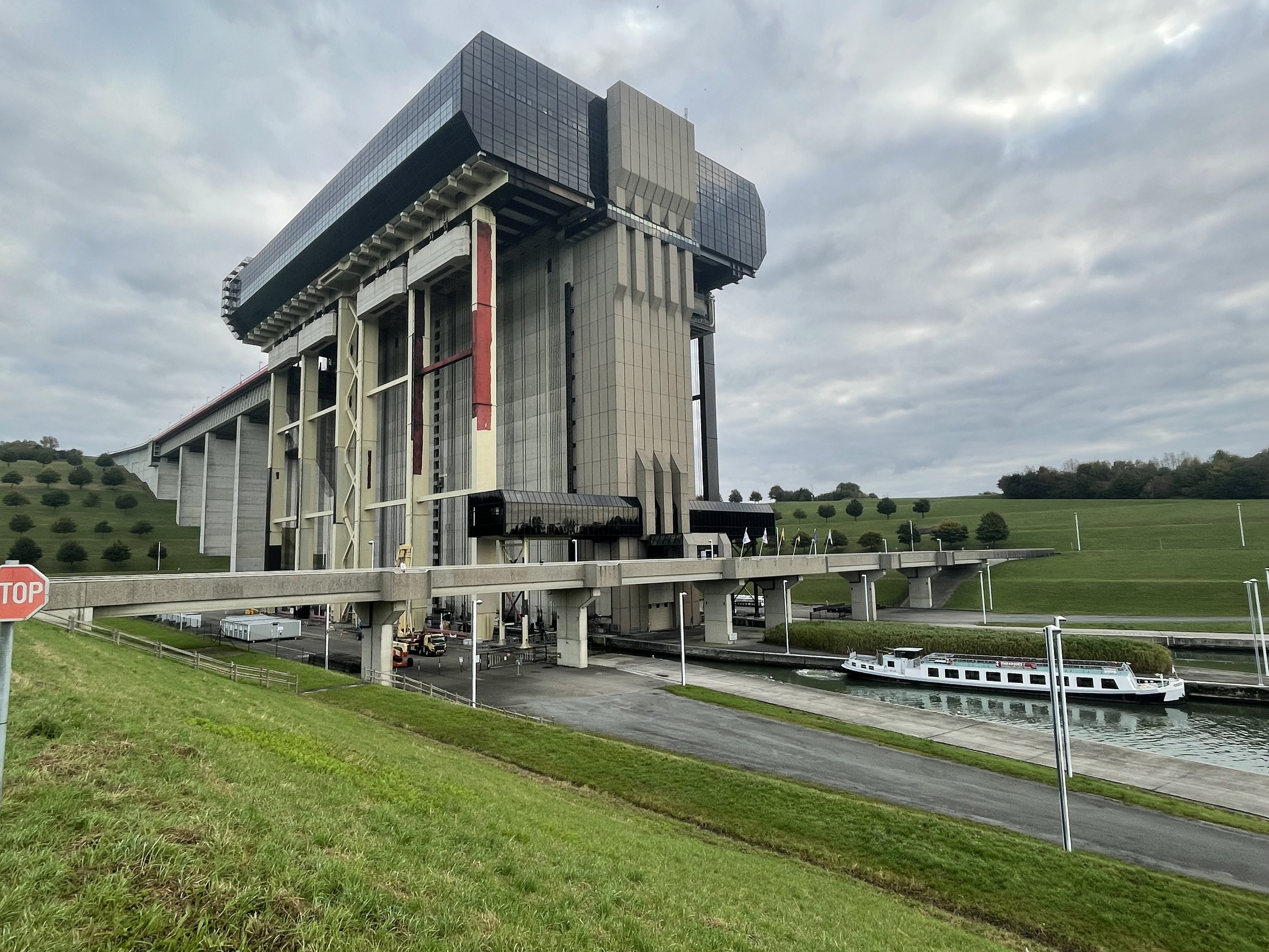 Das größte Schiffshebewerk Europas in Strépy-Thieu bei Mons überwindet über 70 Meter. Eindrucksvoll erhebt es sich in die Höhe. Foto: © Wolfgang Weitzdörfer