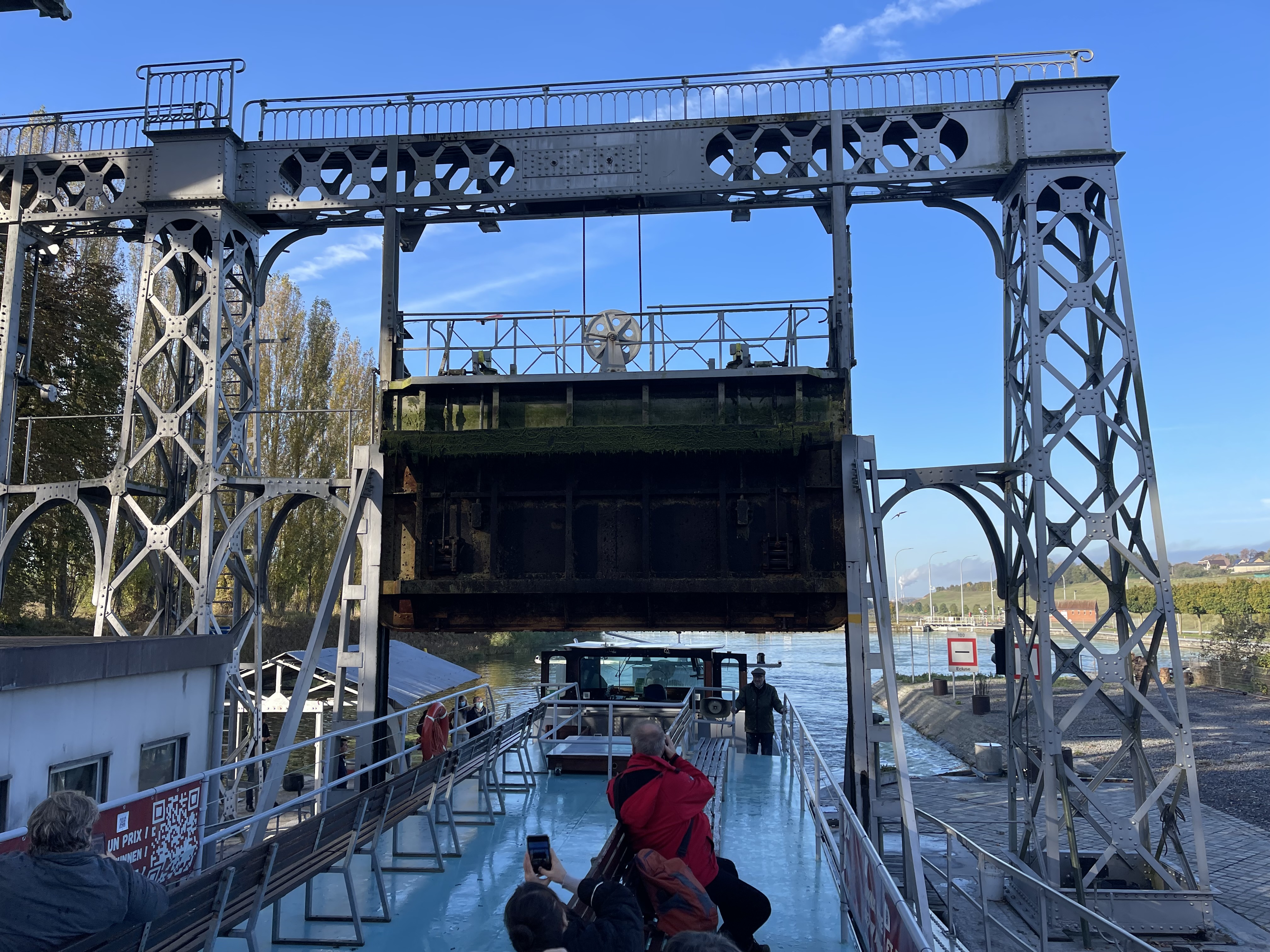 Auf der zweistündigen Bootstour auf dem historischen Canal du Centre passiert man die historische Schleuse von Thieu, hier das Guillotinen-Tor an der Einfahrt. Foto: © Wolfgang Weitzdörfer