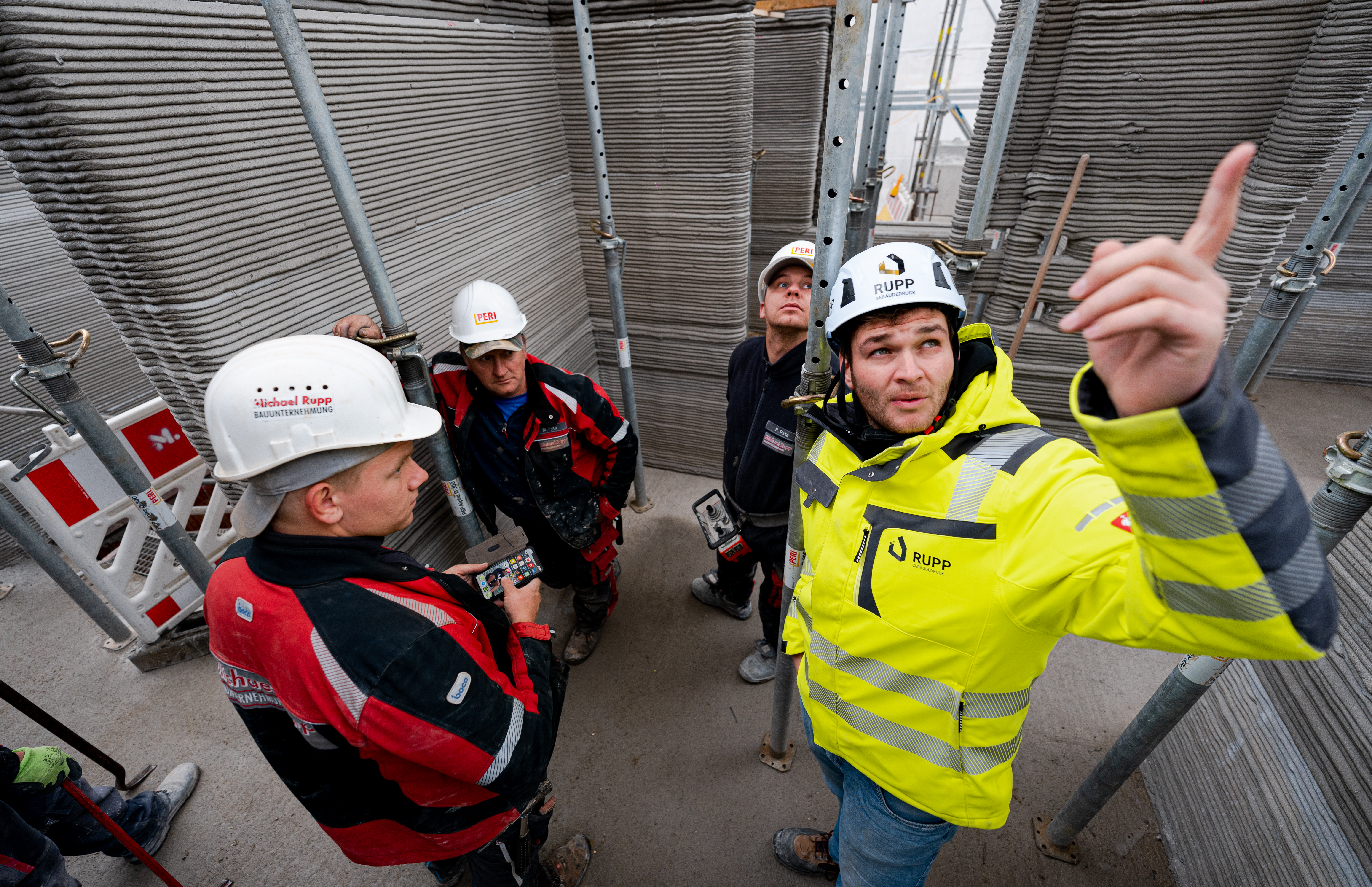Maurer- und Betonbauermeister Fabian Rupp (rechts) ist einer von drei Gesellschaftern der Rupp Gebäudedruck. Foto: © Rupp Gebäudedruck