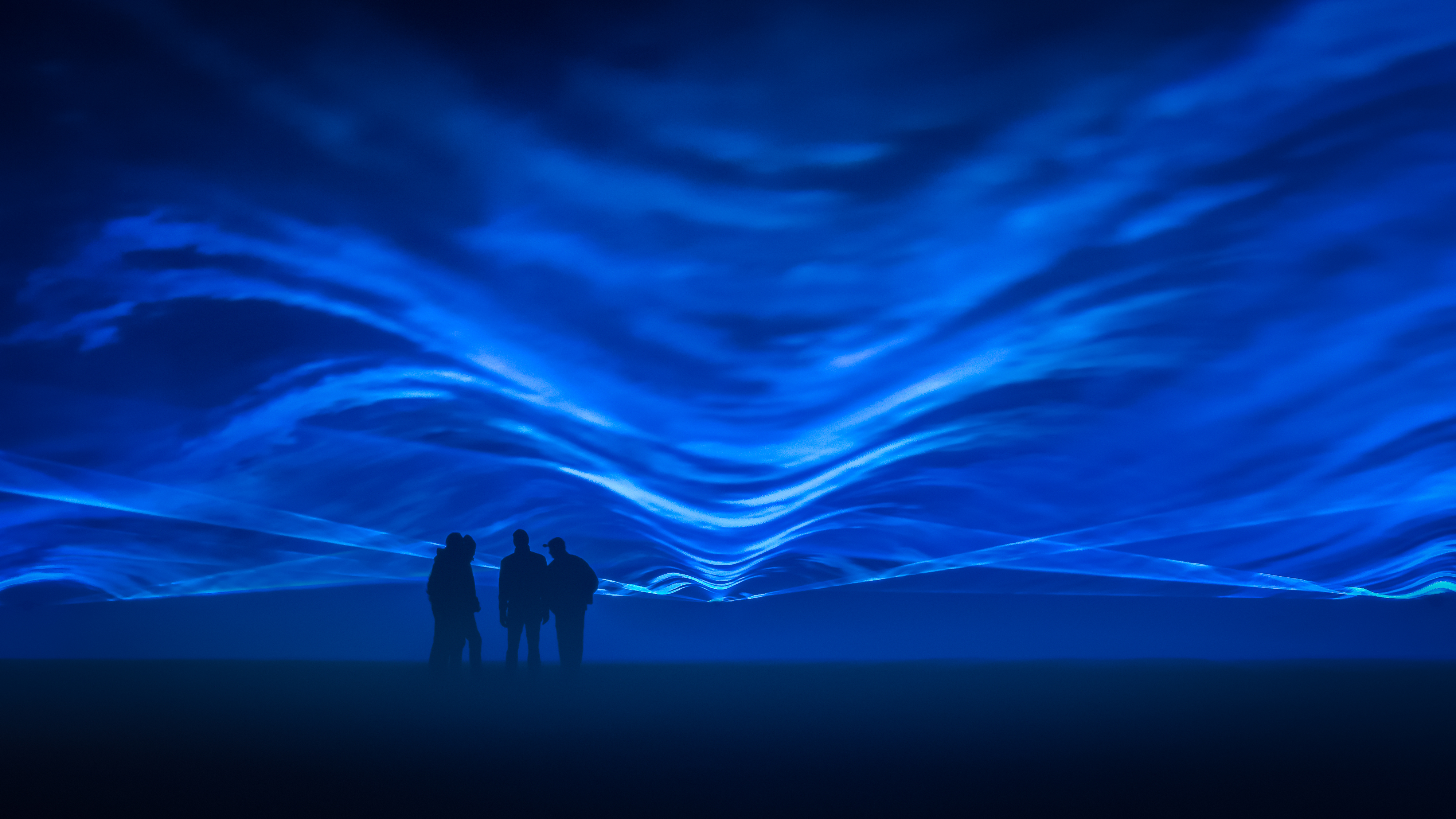 Das Gelände vor dem Peters-Behrens-Bau in Oberhausen wird an zwei Abenden im November symbolisch geflutet. Die poetische Kunstinstallation Waterlicht von Daan Roosegaarde erinnert an steigende Wasserspiegel. Foto: © Annette Hudemann