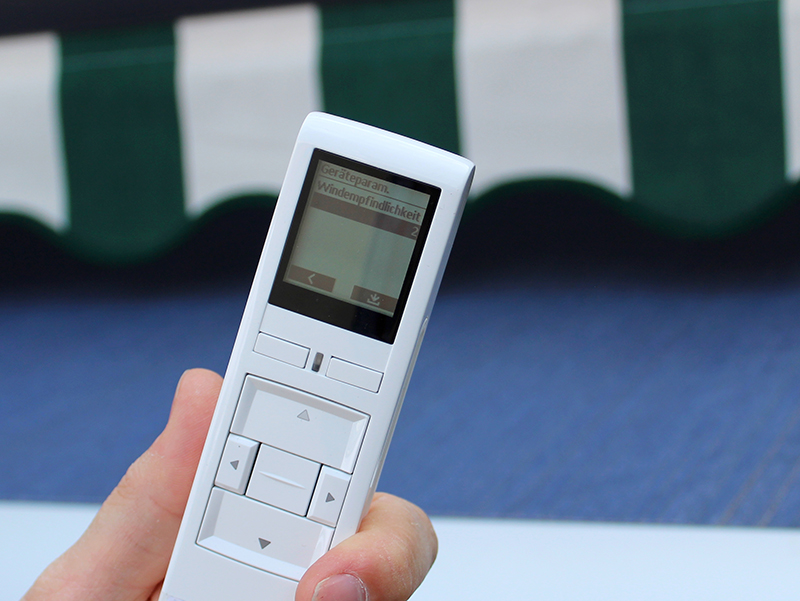 Der Antrieb fährt Markisen und schützt sie zugleich vor Schäden durch Wind: Durch den direkt im Antrieb enthaltenen Sensor werden Bewegungen der Markise erkannt. Foto: © Selve