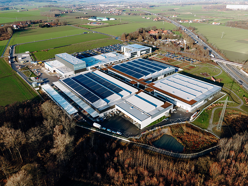 Nachhaltigkeit und Umweltbewusstsein wird großgeschrieben: Eigene Fassadensysteme, die Nutzung erneuerbarer Energien und Energierückgewinnungssystemen sind im Firmengebäude integriert. Foto: © Solarlux