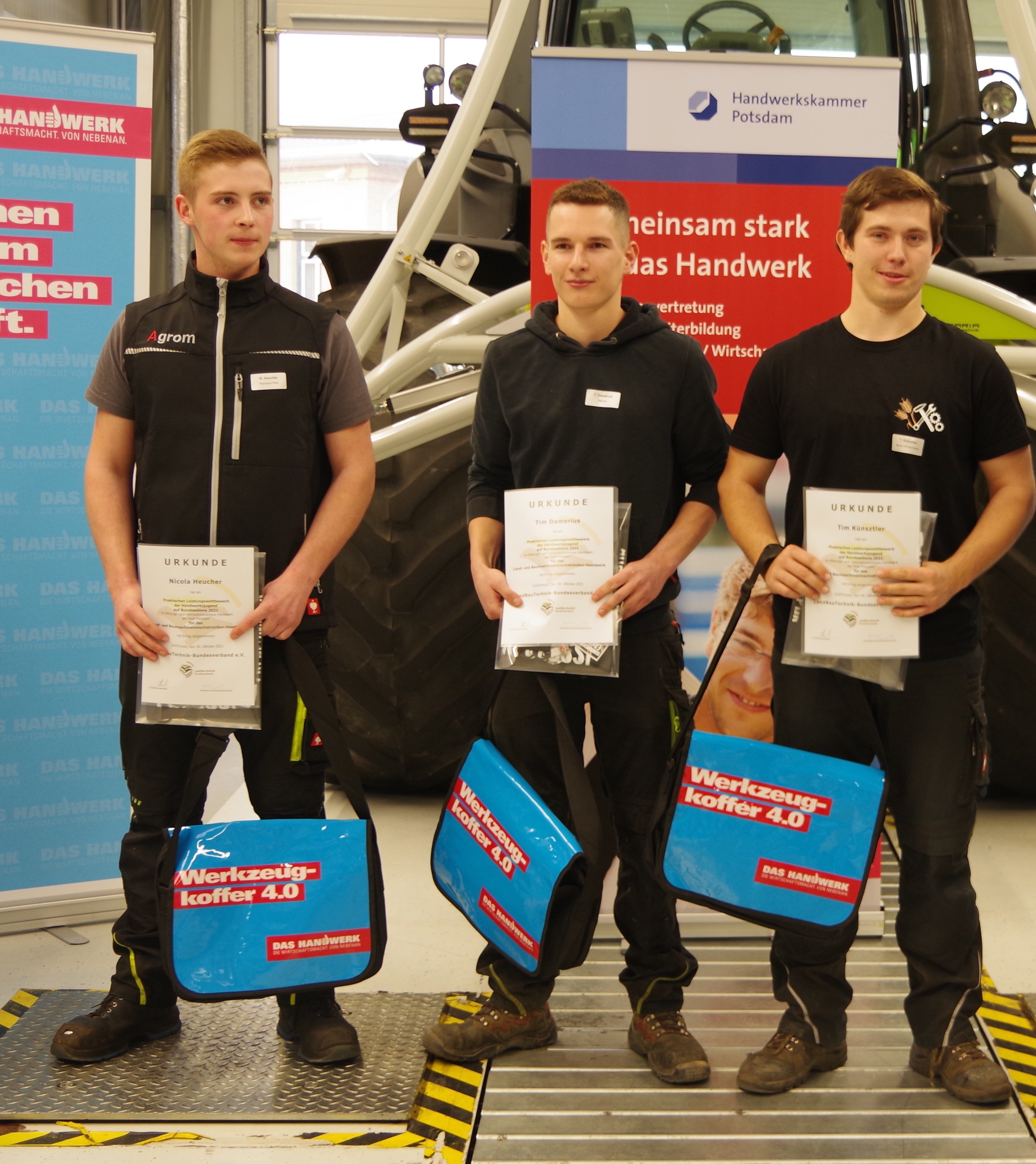 Tim Damerius (M.) wurde PLW-Sieger der Land- und Baumaschinen-Mechatroniker. Den zweiten Platz belegte Tim Künsztler (r.). Dritter wurde Nicola Heucher. Foto: © LandBauTechnik Bundesverband