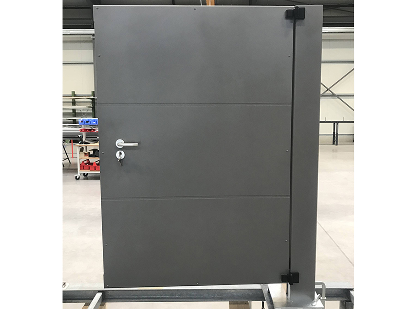 Sie bestehen aus Aluminium und sind ansichtsgleich, so dass sich Tor und Tür in einem optisch harmonischen Gesamtbild präsentieren. Foto: © Berner Torantriebe