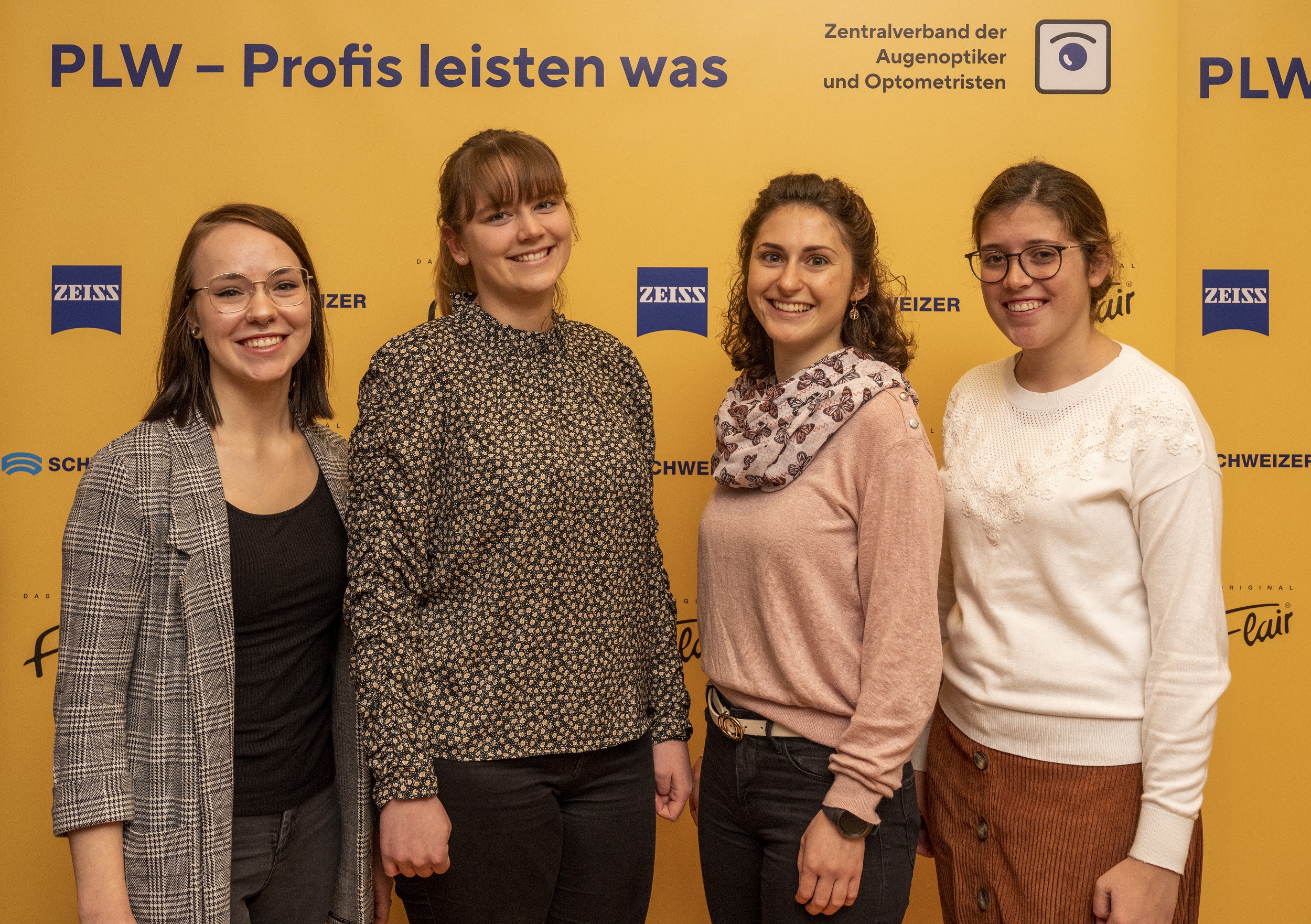 Die Siegerinnen des Bundesleistungswettbewerbs PLW und des Gestaltungswettbewerbs Die gute Form: Agnieszka Wowra (dritte Bundessiegerin), Stella Hoffmann (zweite Bundessiegerin), Anita Mende (erste Bundessiegerin) und Lea Friedrichsen. Foto: © ZVA/Frank Sonnenberg